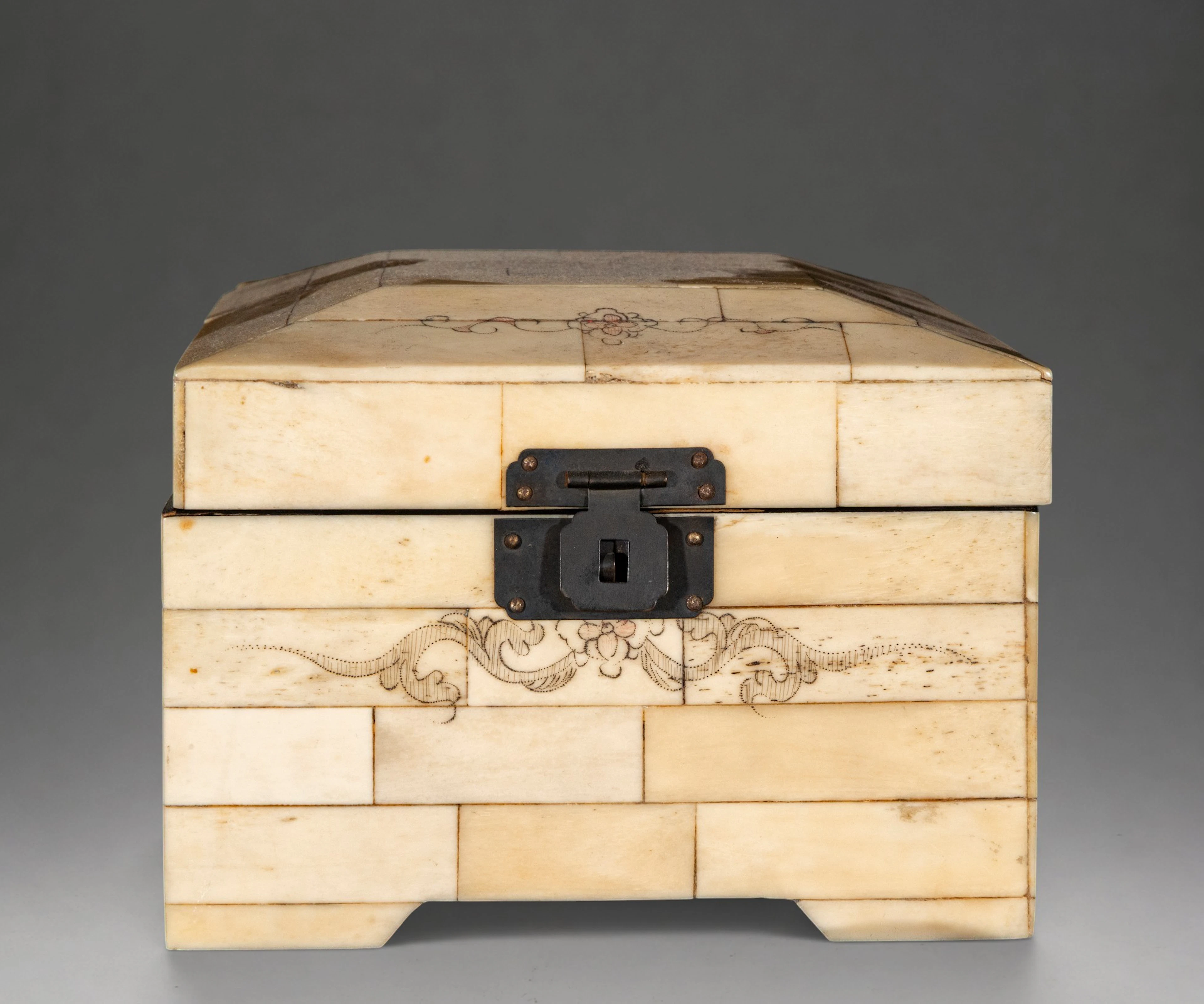 Box lined with bone plates with incised decoration – 20th century