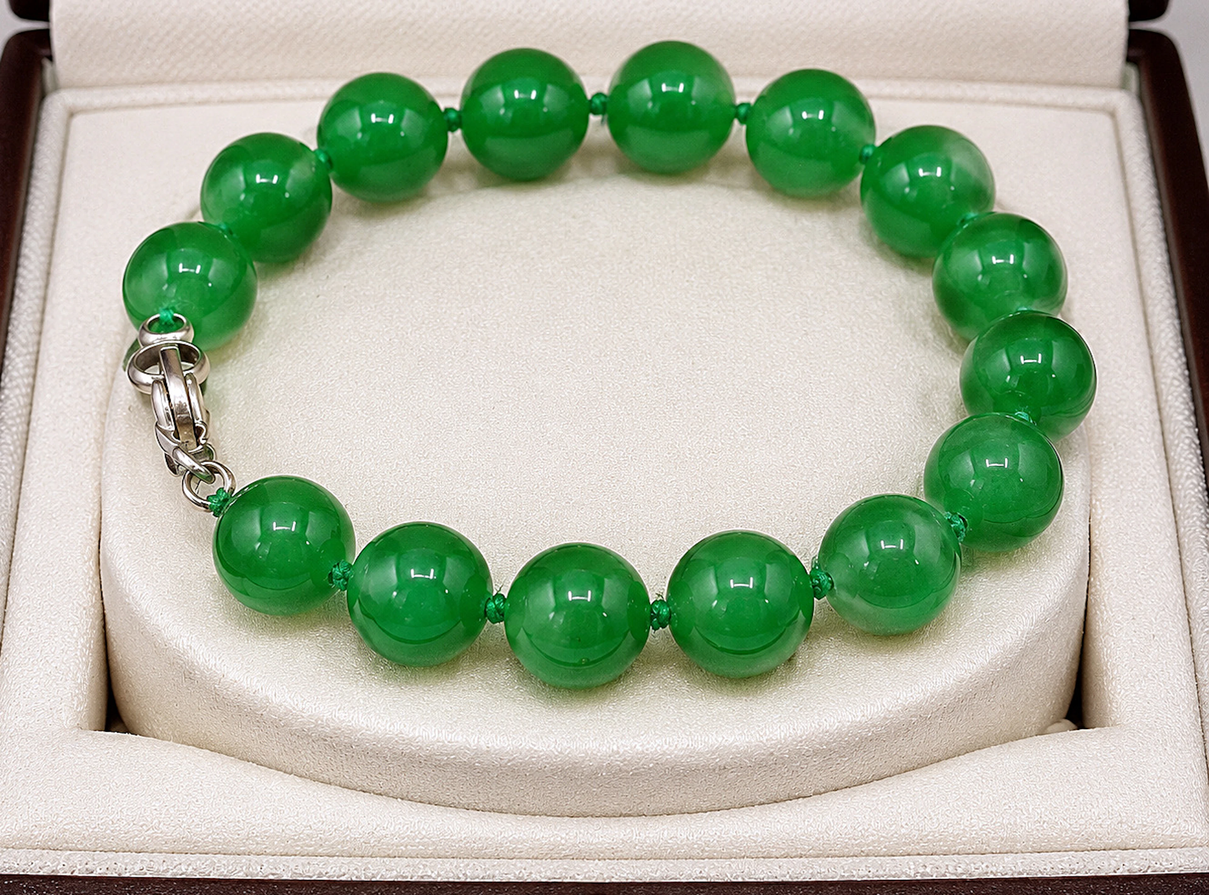Vintage bracelet of 15 spherical beads of natural emerald green jade