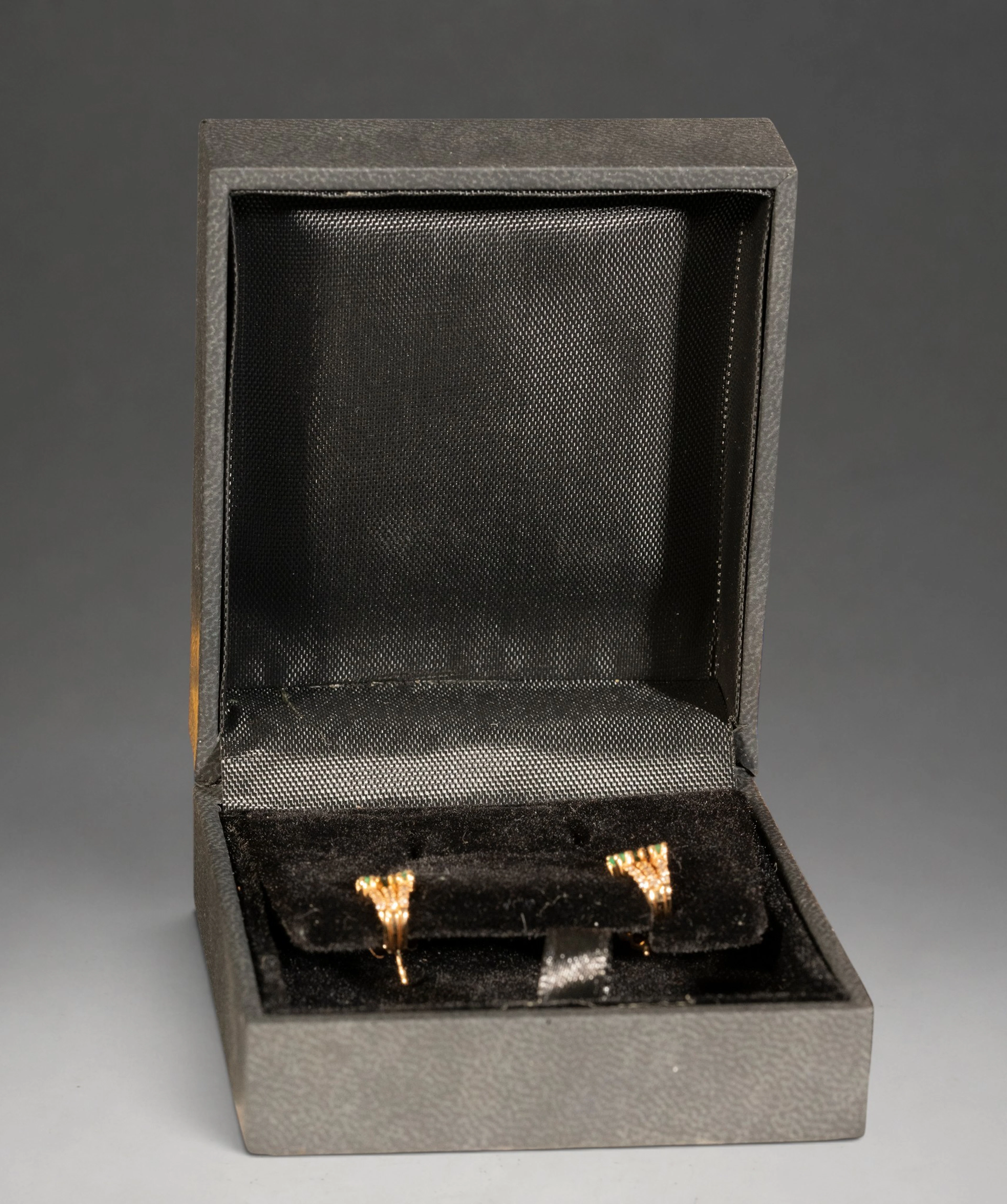 Beautiful pair of earrings in 18k gold, diamonds and emeralds