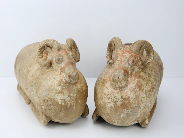 Pair of mouflon in terracotta with traces of polychromy. China, Han
