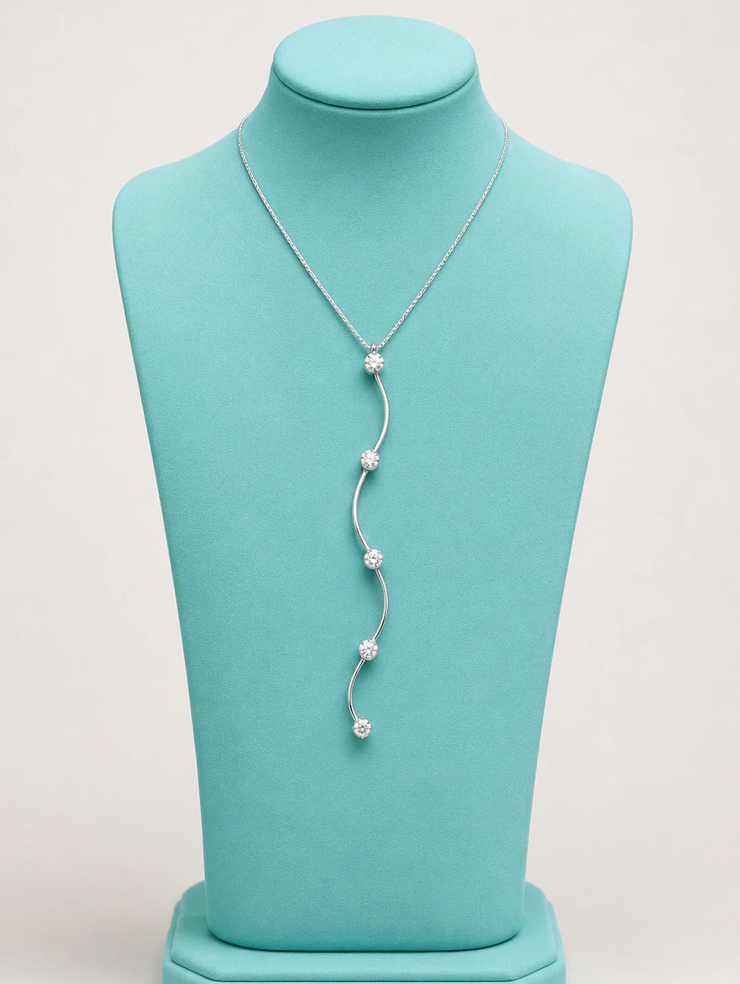 18-karat white gold necklace with five diamonds