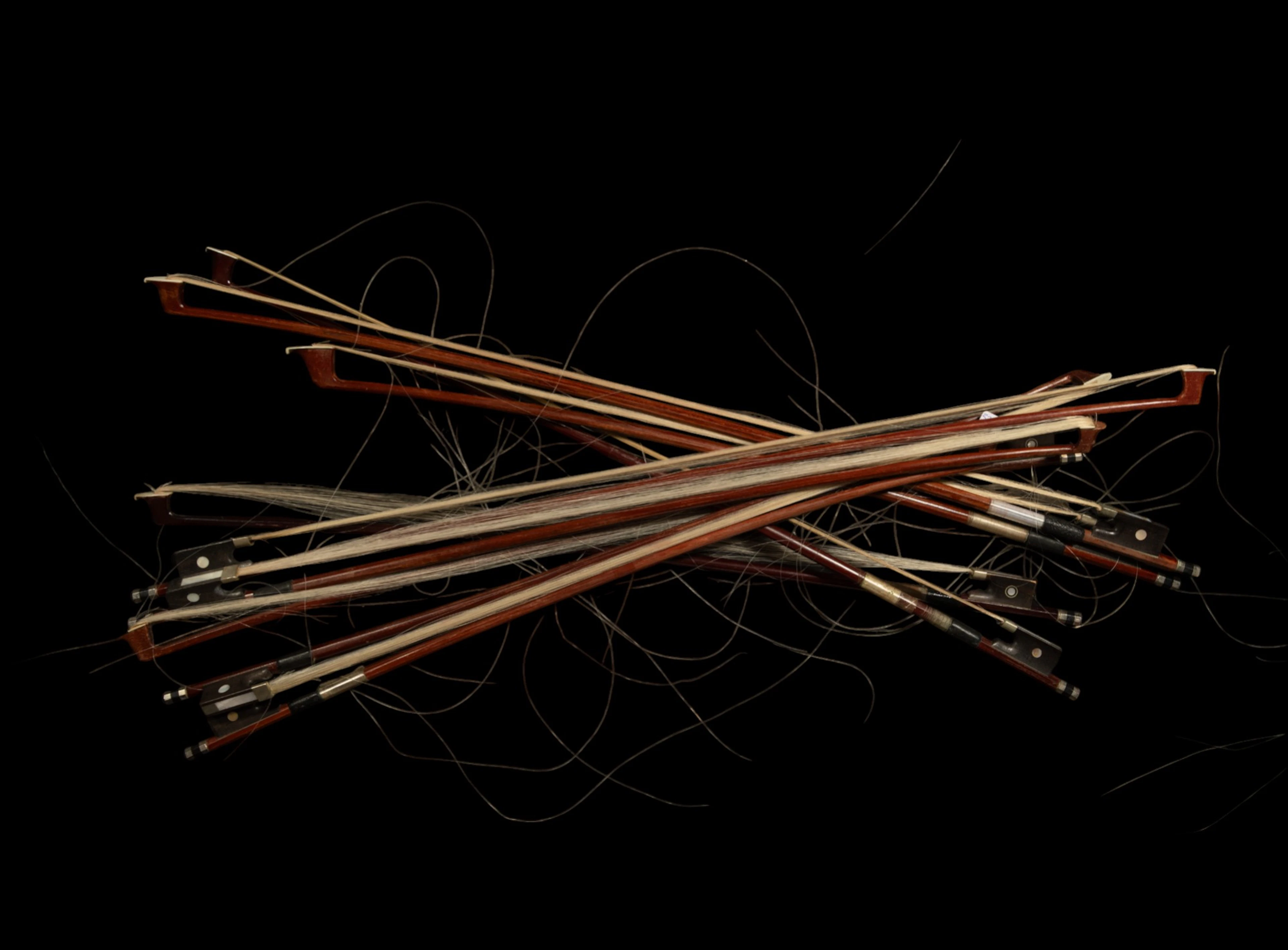 Set of 8 Violin bows, made of wood and horsehair