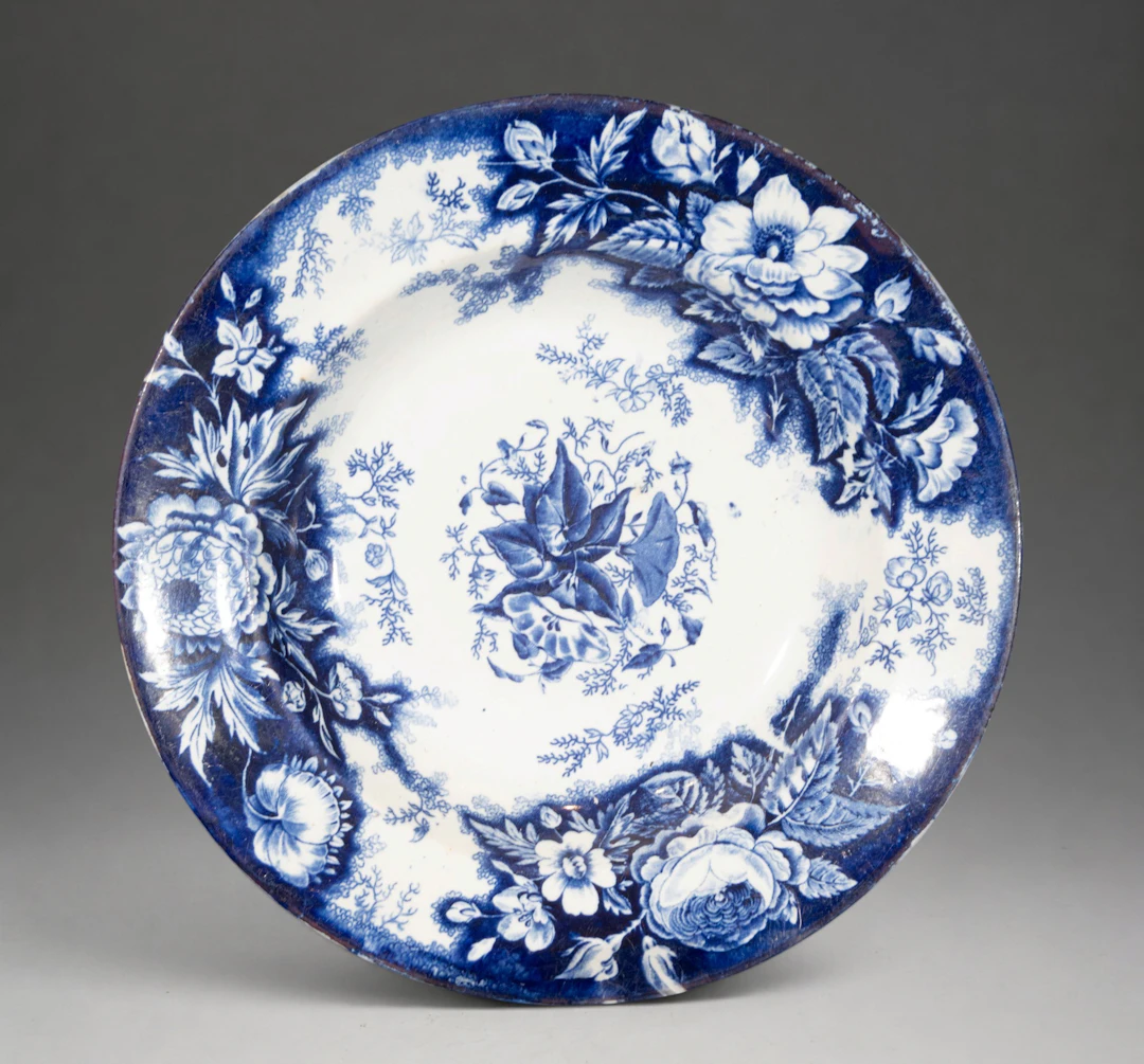 MANISES CERAMICS - Plate with floral decoration in blue and white