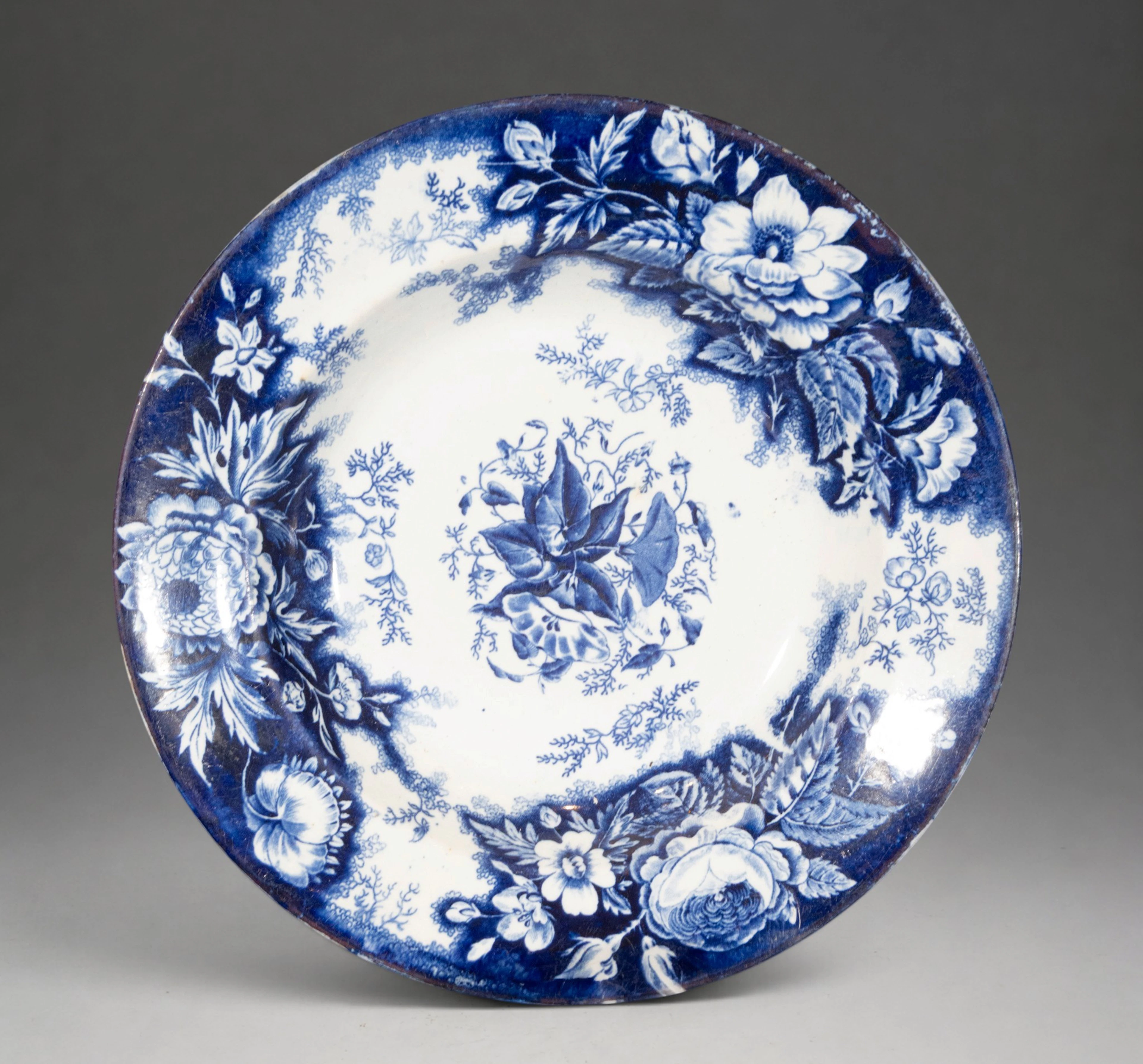 MANISES CERAMICS - Plate with floral decoration in blue and white