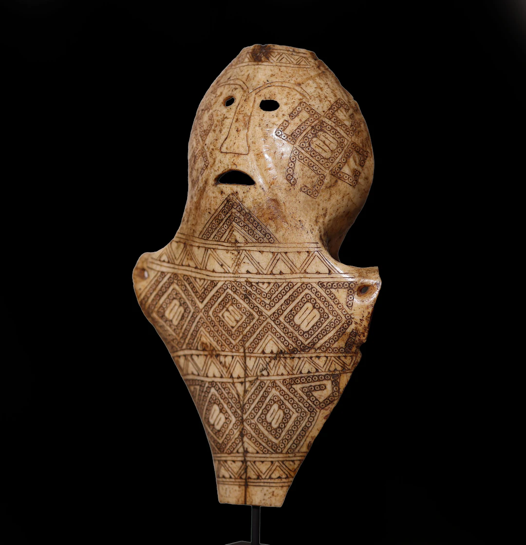 Exceptional Carved Bone Timor Oceania 19th Century - Asian Art