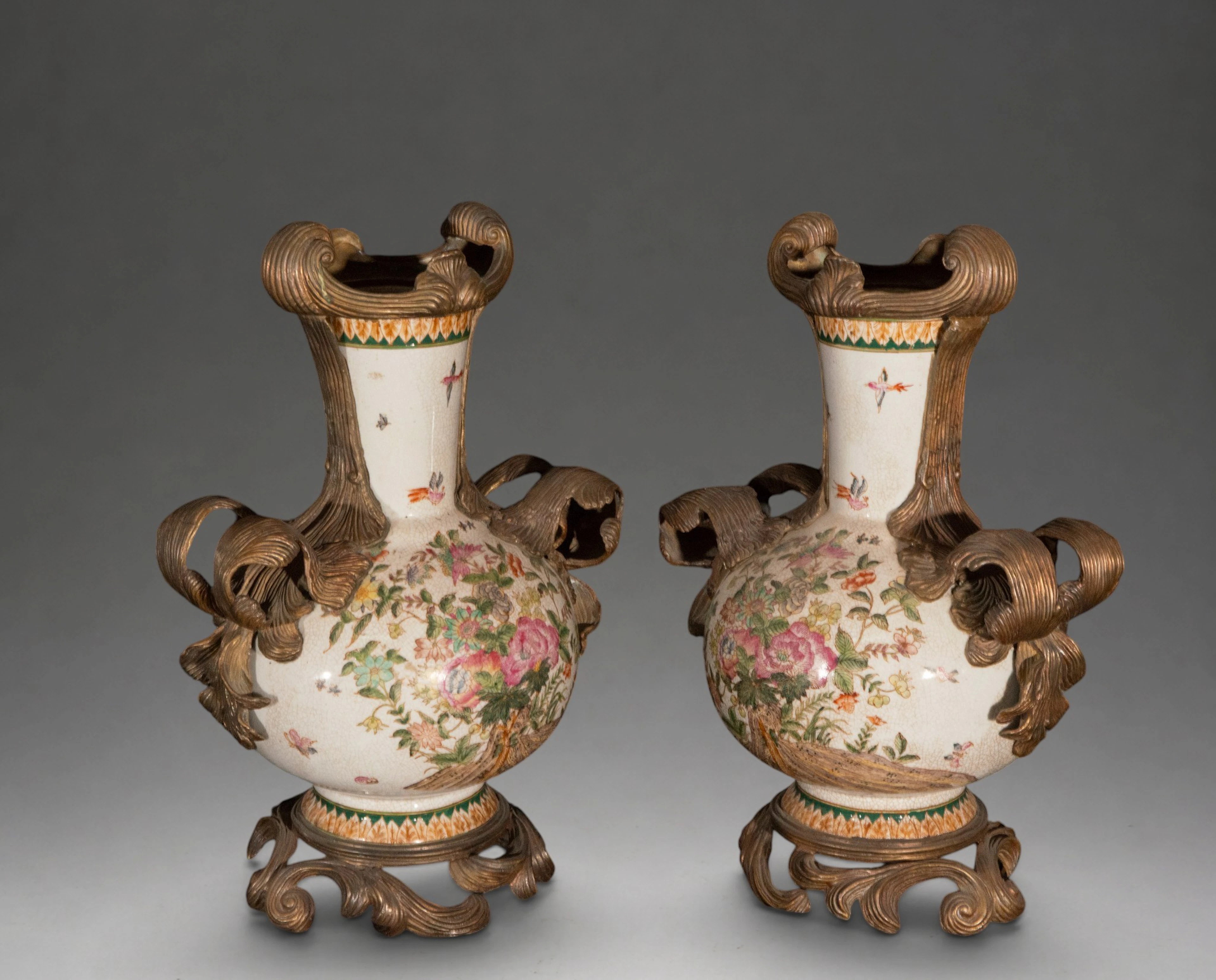 Pair of porcelain vases – European school – late 20th century
