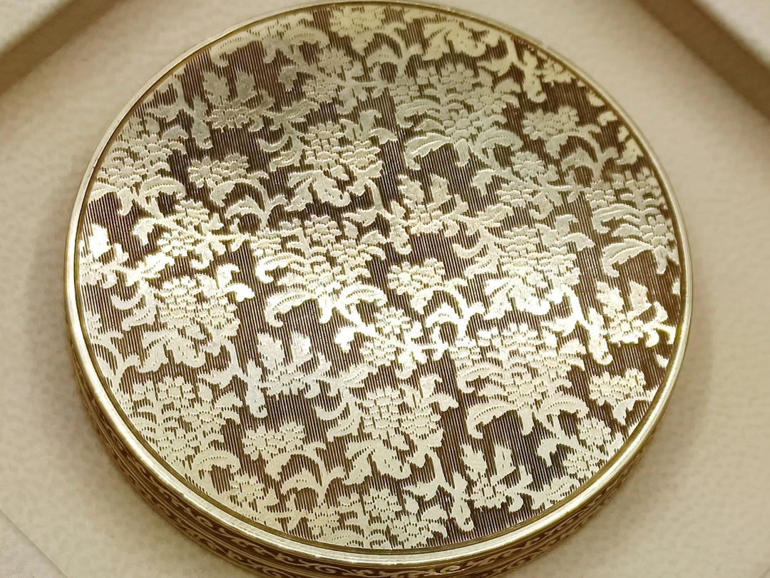 IMPORTANT ANTIQUE JEWELRY BOX IN HEAVY, SOLID 14-KARAT GOLD. VARIOUS