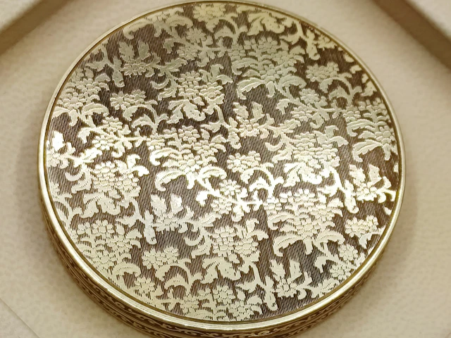 IMPORTANT ANTIQUE JEWELRY BOX IN HEAVY, SOLID 14-KARAT GOLD. VARIOUS