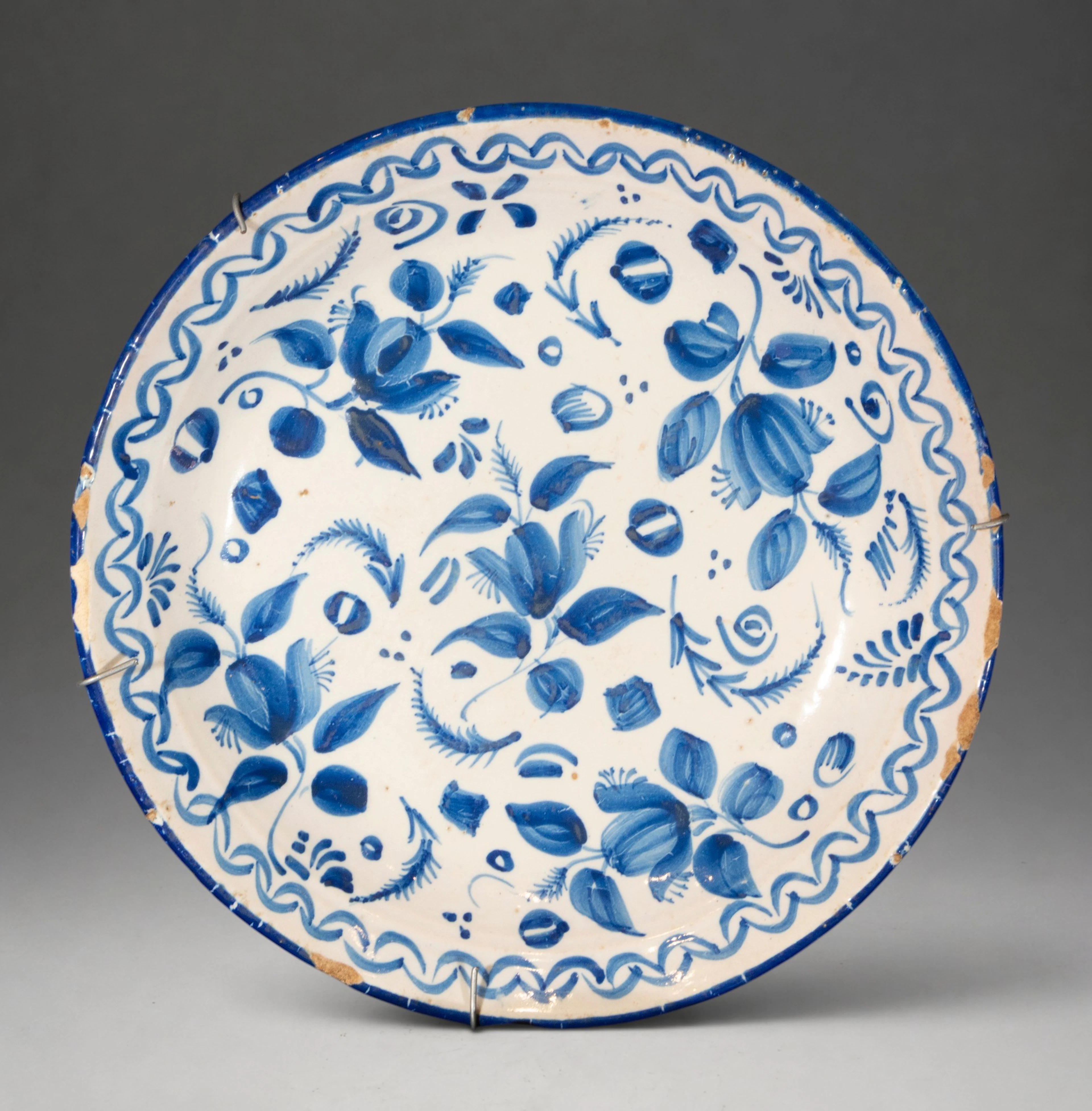 MANISES CERAMICS - Plate with floral decoration in cobalt blue