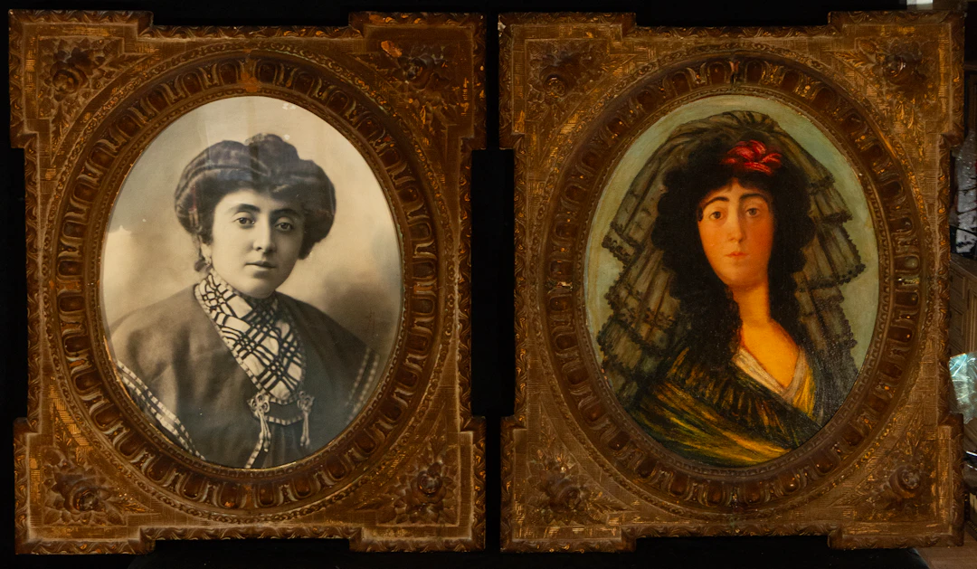Pair of frames with engravings of oval female portraits, historicist