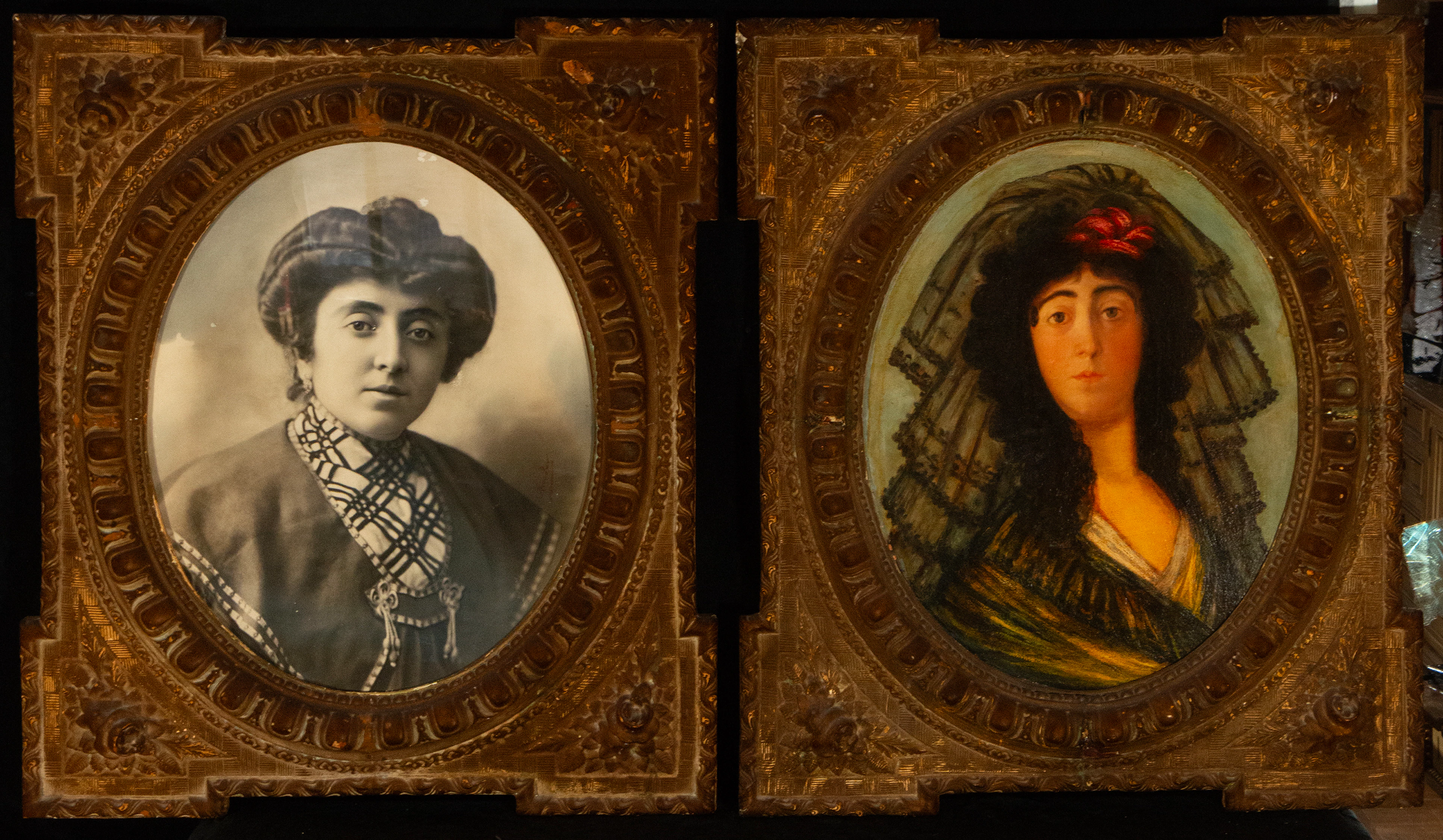 Pair of frames with engravings of oval female portraits, historicist