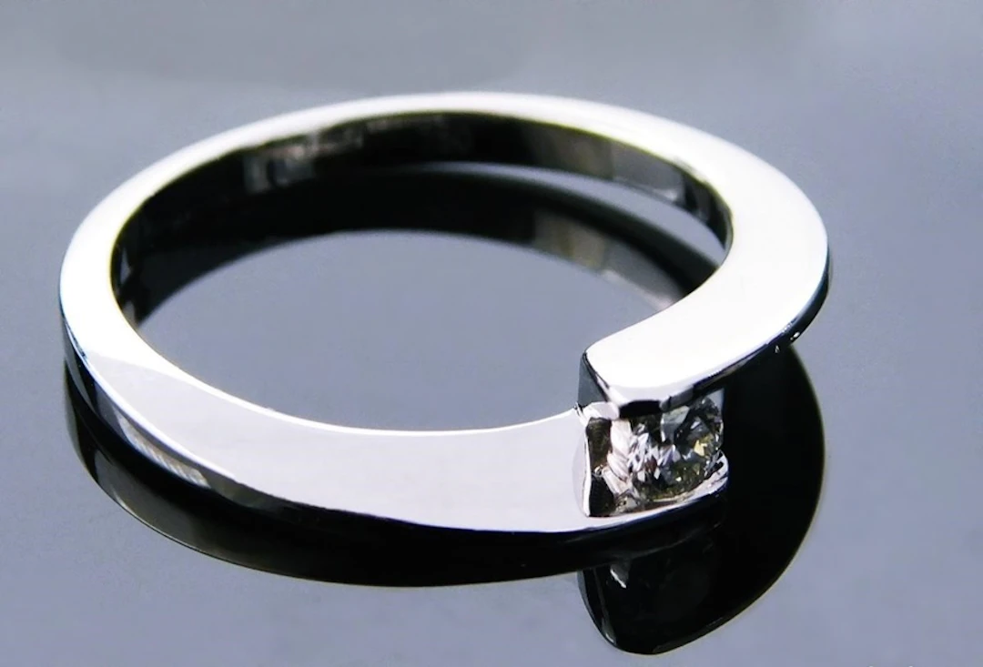 SOLITAIRE RING FROM A PRESTIGIOUS FRENCH JEWELRY: 18K GOLD AND DIAMOND