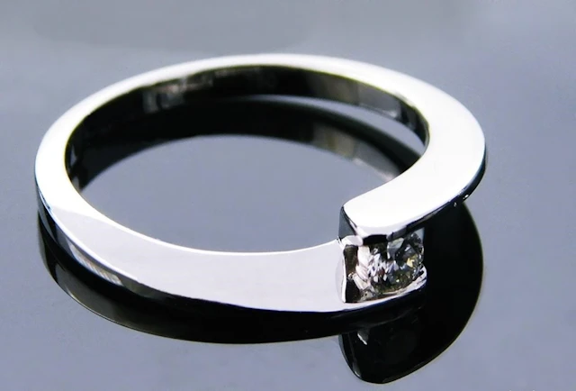 SOLITAIRE RING FROM A PRESTIGIOUS FRENCH JEWELRY: 18K GOLD AND DIAMOND