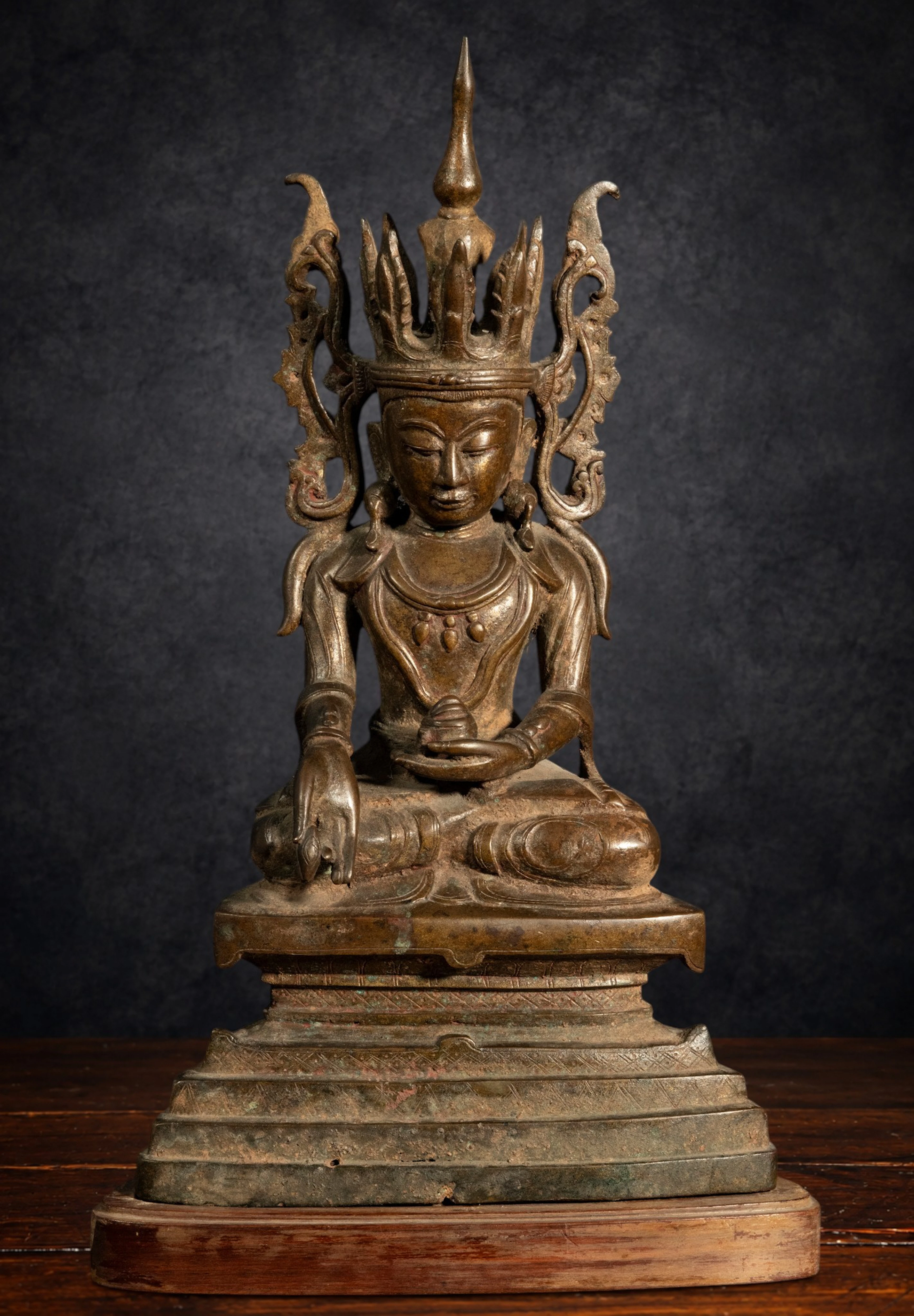 Exceptional and Very Old Pagan Buddha from Burma, 16th-17th Century