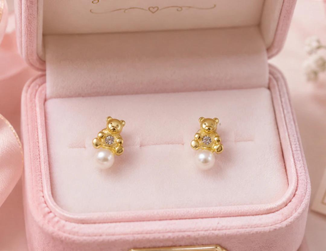 18-karat yellow gold "toi et moi" stud earrings with teddy bears