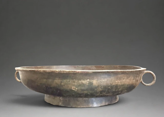Bronze cup. China, Ming dynasty (1368-1644)