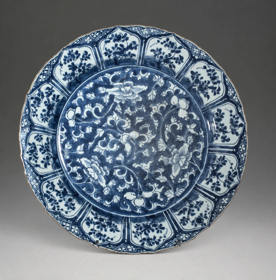 Monumental Chinese plate from the Kangxi period (1662-1722). Diameter: 38 cm.