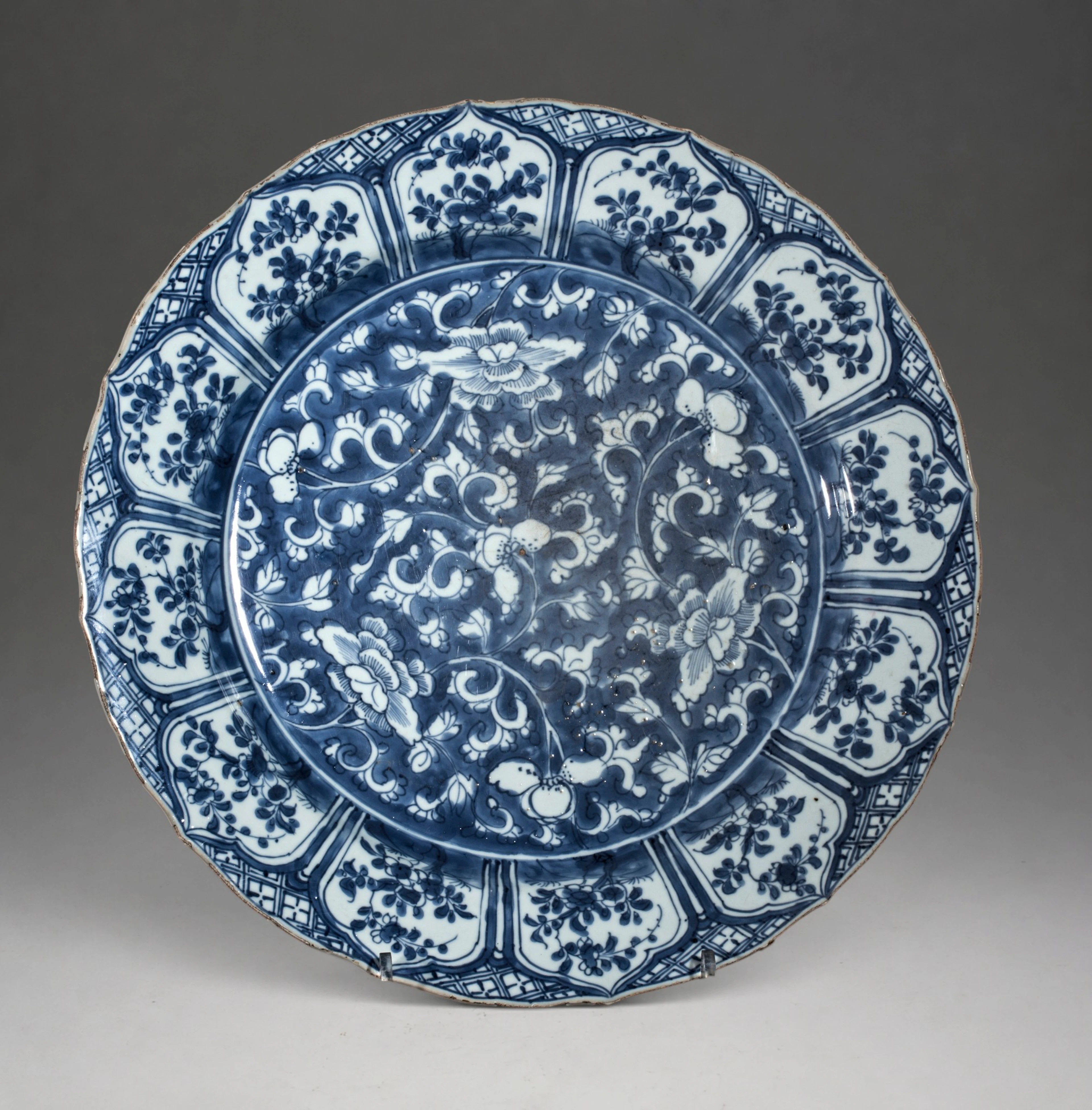 Monumental Chinese plate from the Kangxi period (1662-1722). Diameter: 38 cm.