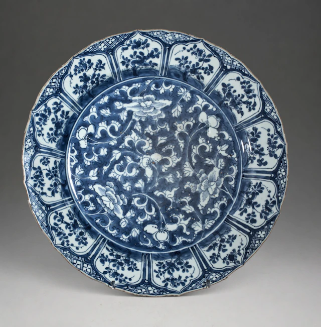 Monumental Chinese plate from the Kangxi period (1662-1722). Diameter: 38 cm.