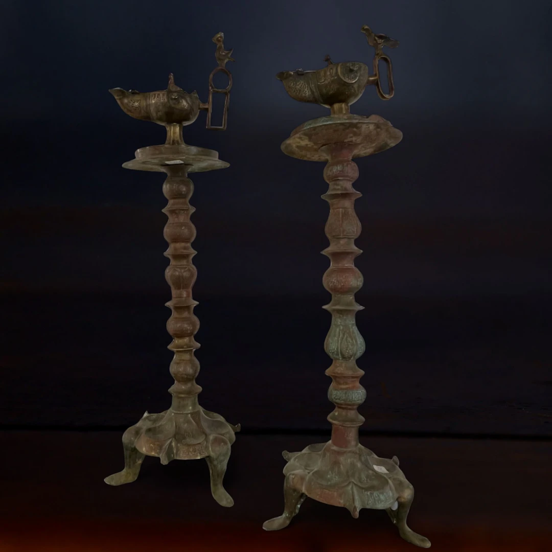 Exceptional pair of Umayyad Islamic candlesticks "Ummayad" in bronze