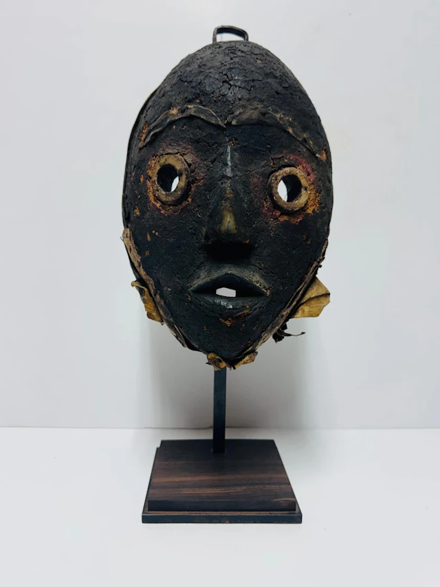 ANTIQUE AFRICAN MASK FROM THE IVORY COAST, EARLY 19TH CENTURY