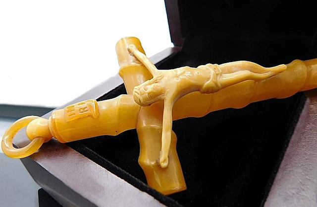 Hanging crucifix of sacred art. Bakelite and amber pectoral cross. Circa 1930