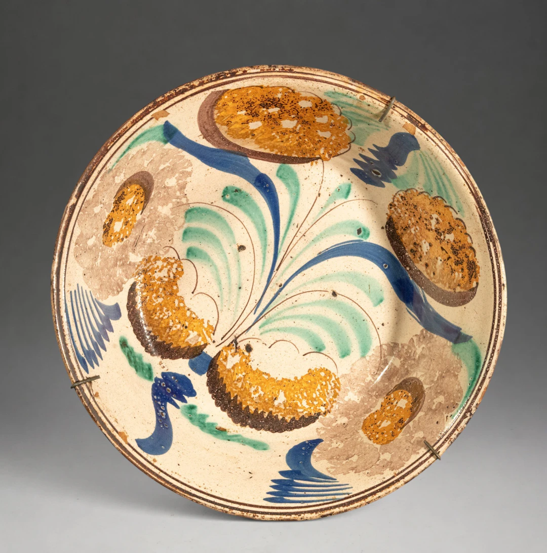 PORTUGUESE EARTHENWARE PLATE, 19TH CENTURY
