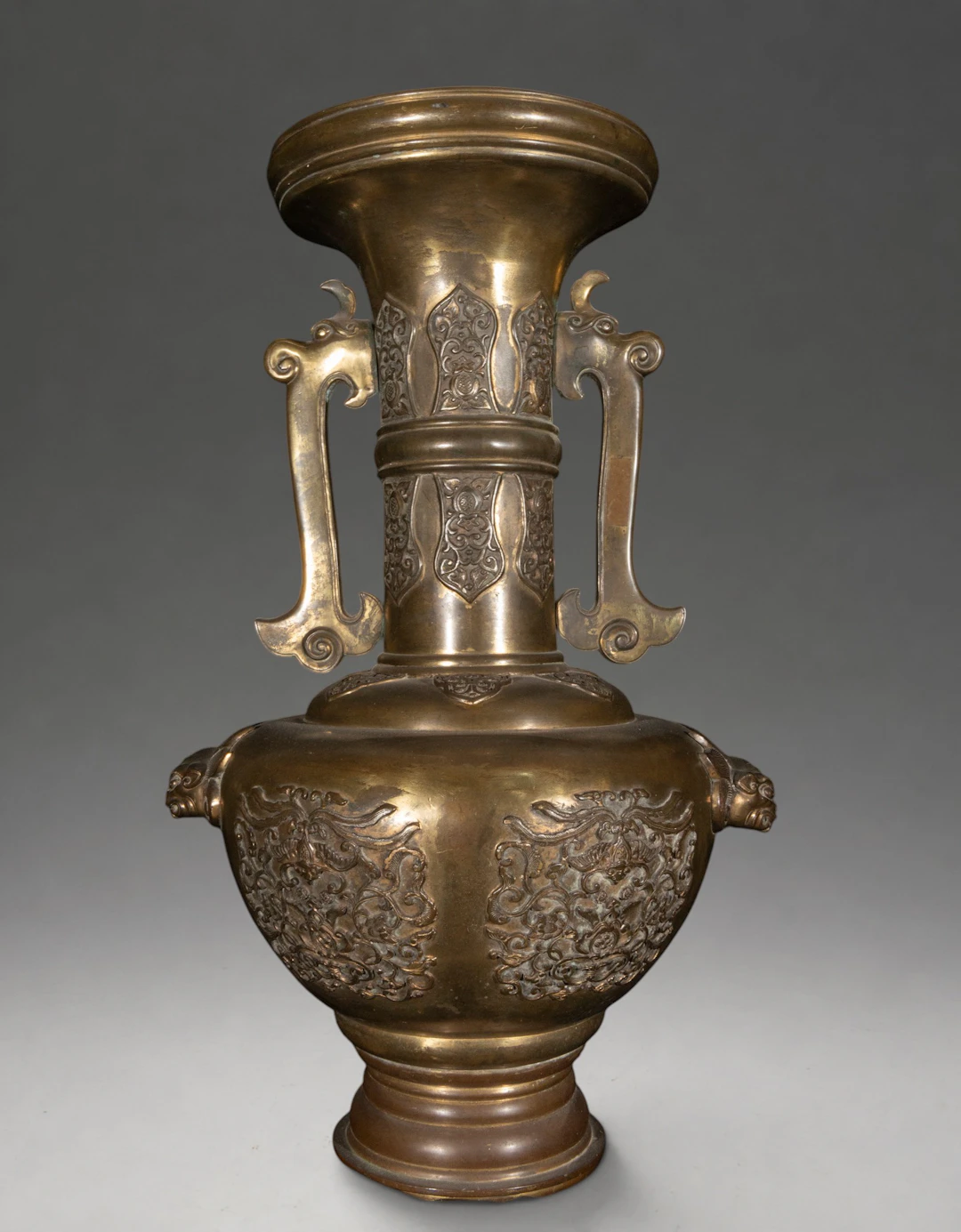 Bronze vase with dragon decoration – Asia – 20th century