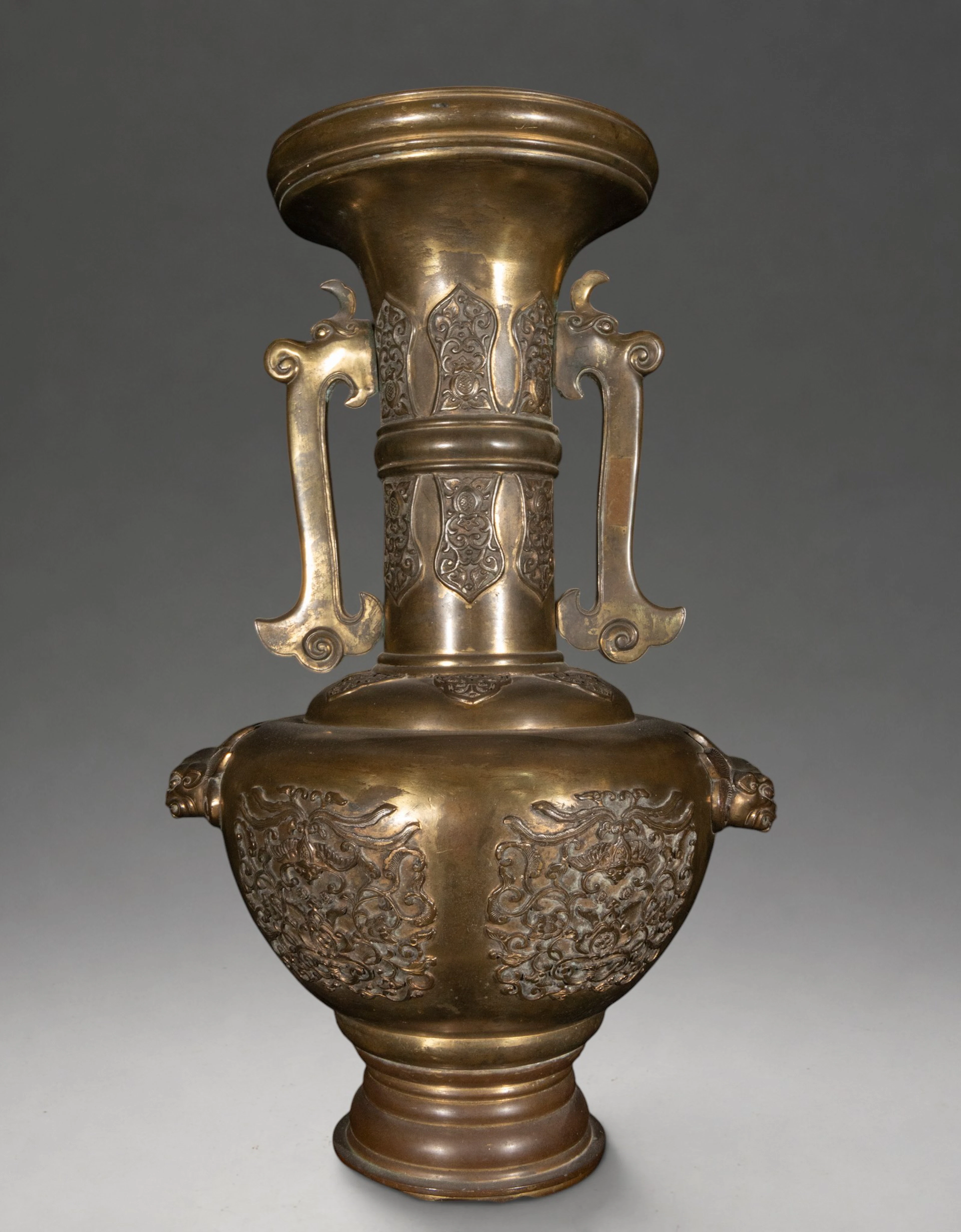 Bronze vase with dragon decoration – Asia – 20th century