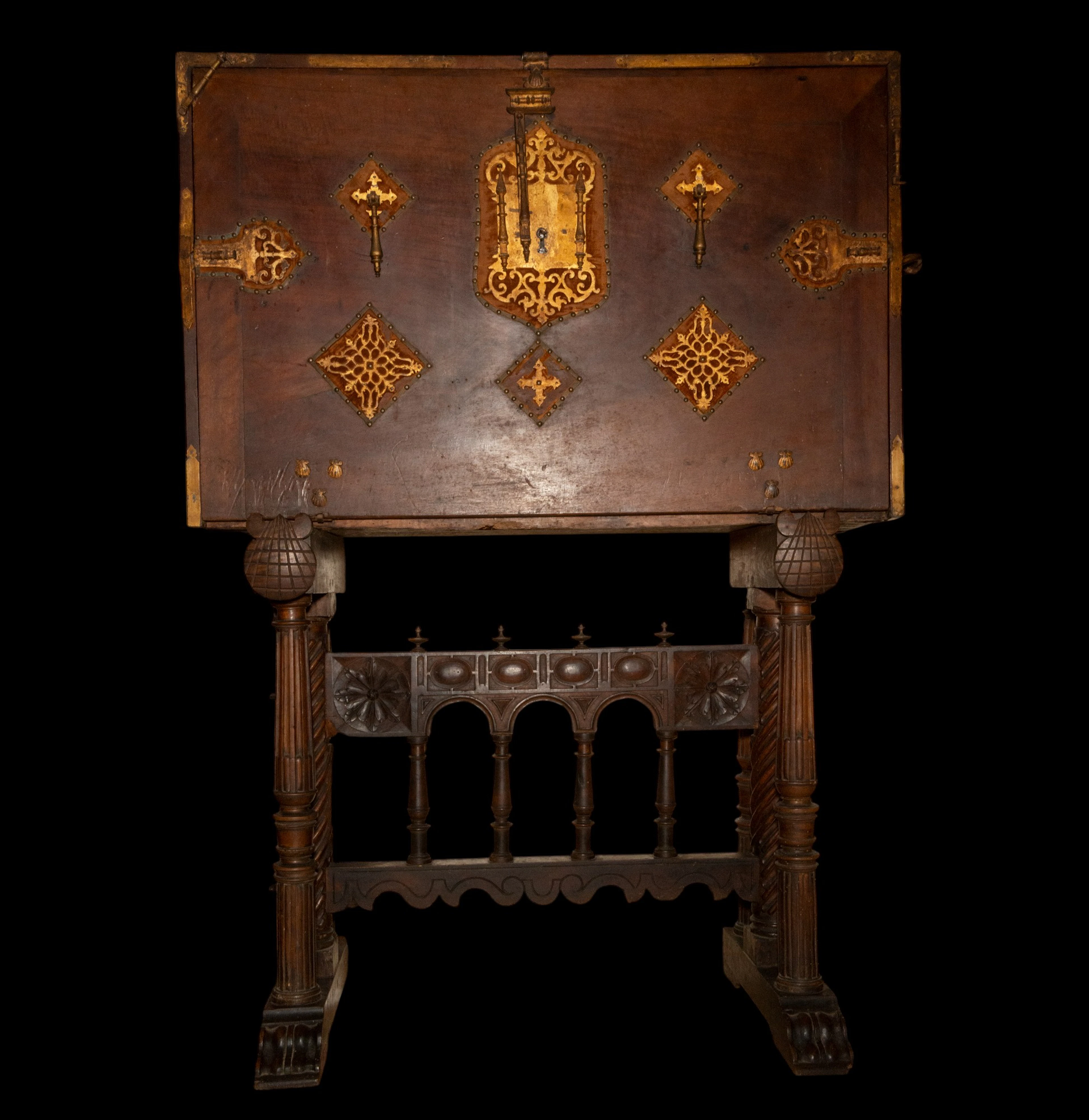17th-century Spanish chest of drawers with its period table