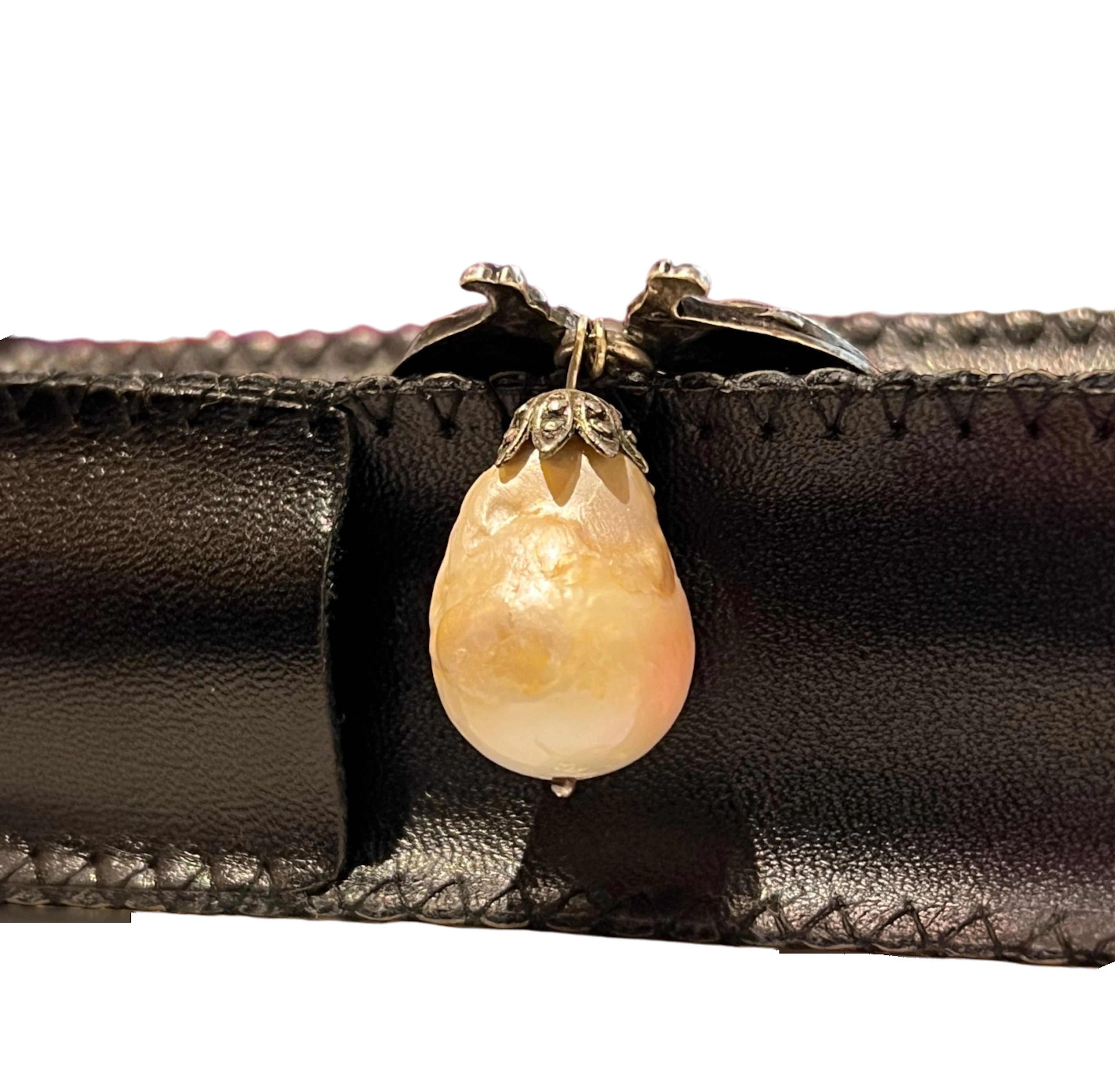 LARGE NATURAL BAROQUE PEARL SILVER EDWARDIAN BROOCH - 10.55CT, THE PEARL