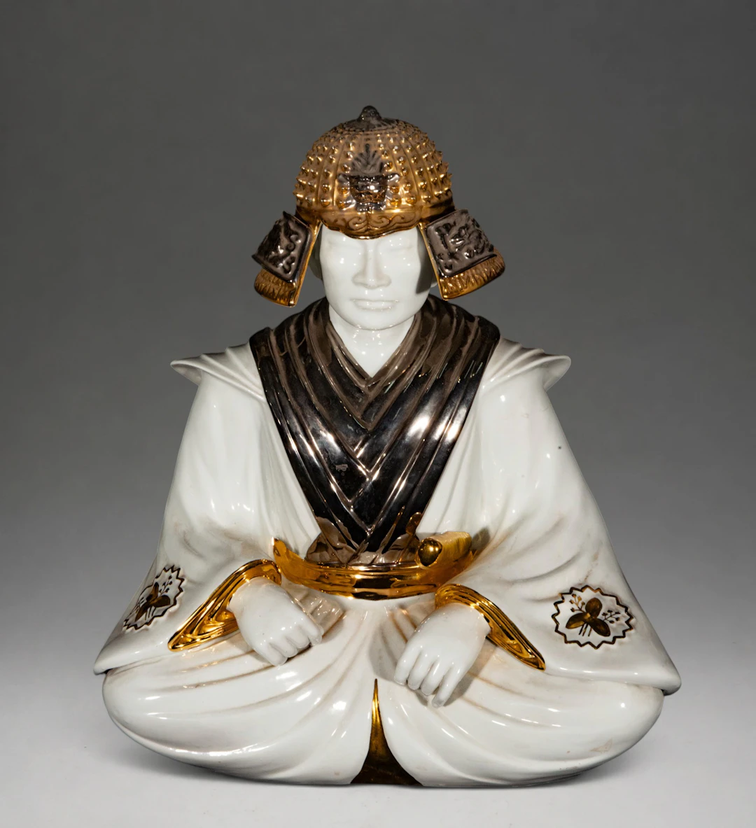 Porcelain clock with samurai figure – Italian School – 20th century