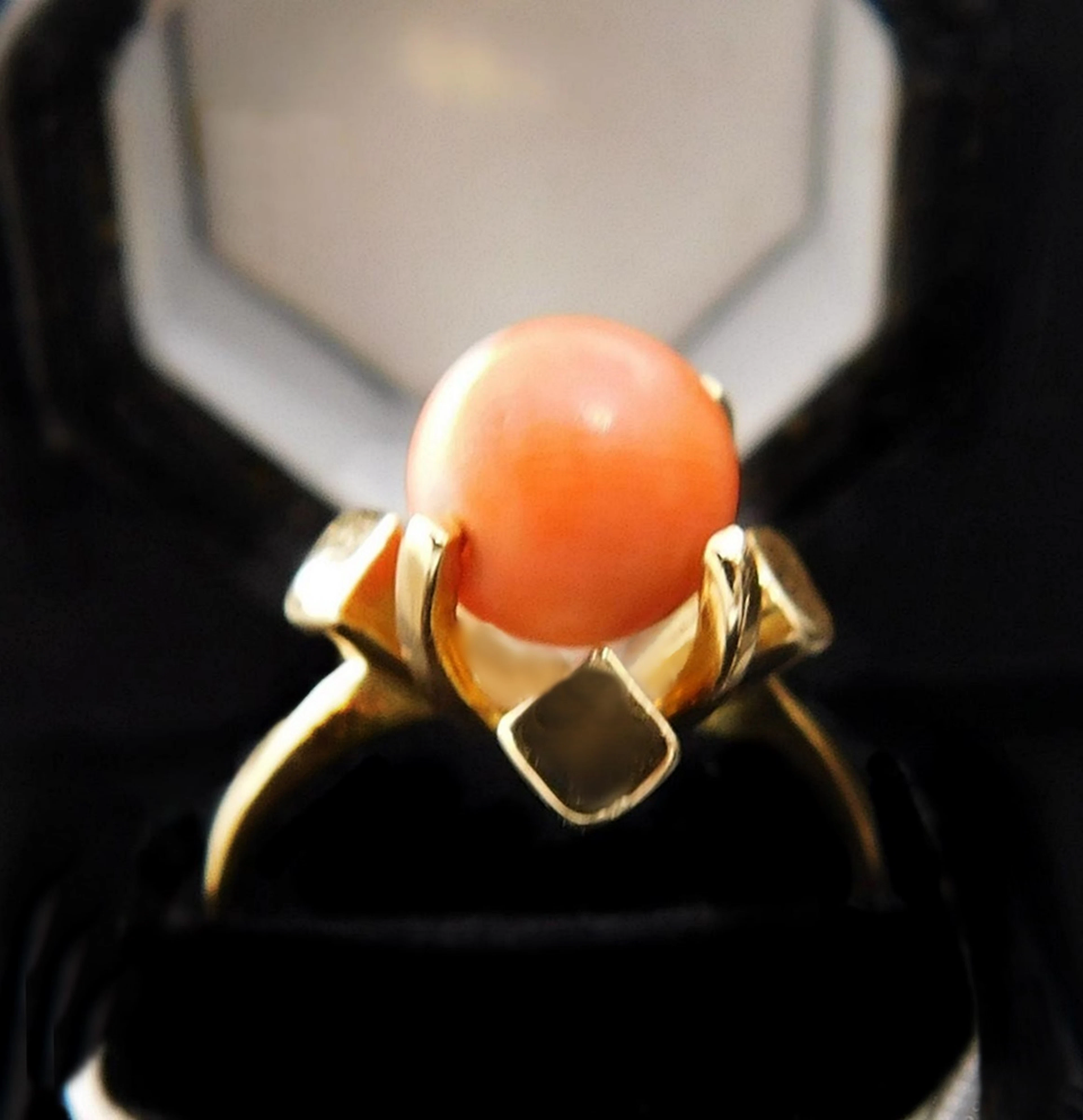 VINTAGE RING MADE OF 18K GOLD AND A 7MM Ø SPHERICAL NATURAL CORAL.