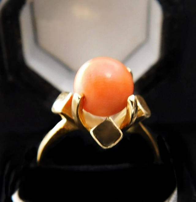 VINTAGE RING MADE OF 18K GOLD AND A 7MM Ø SPHERICAL NATURAL CORAL.