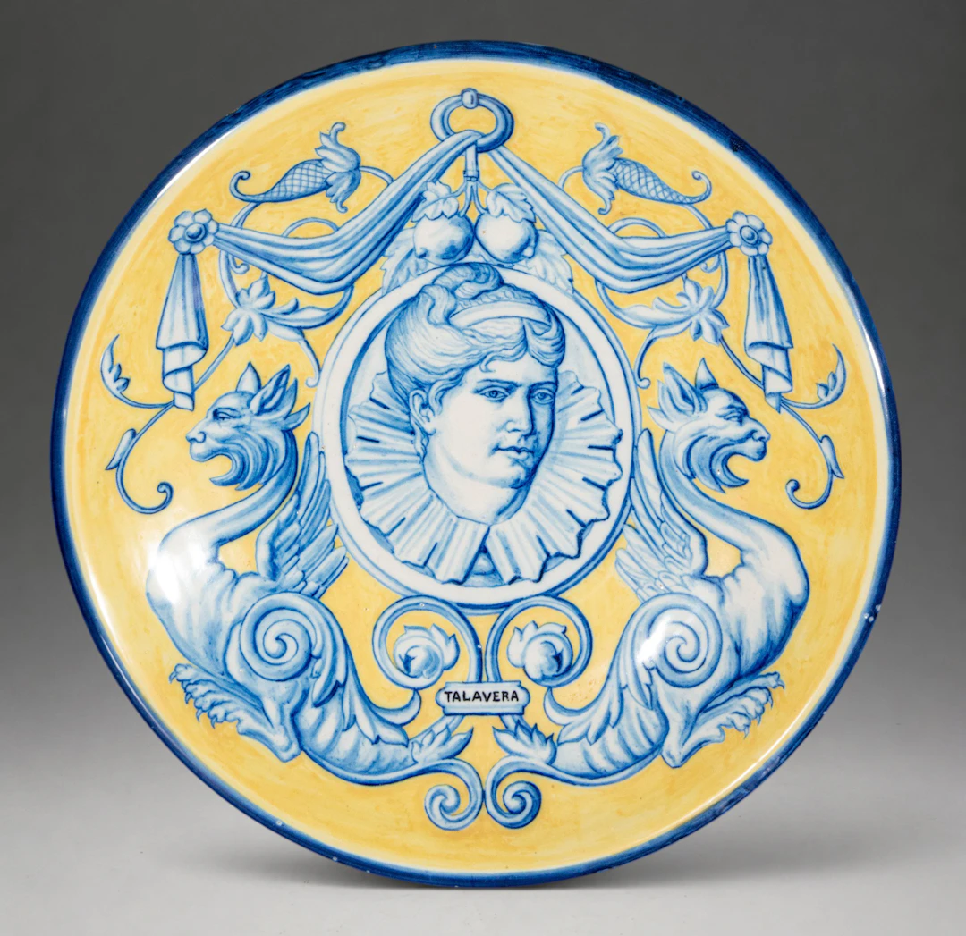 Talavera Niveiro decorative plate with female bust and taps – early