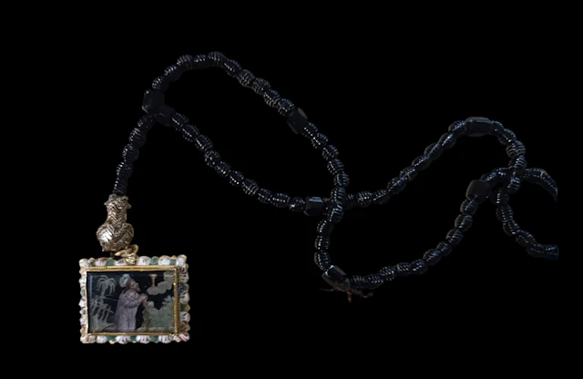 Italian or Mallorcan double-sided reliquary in fine gold and enamels