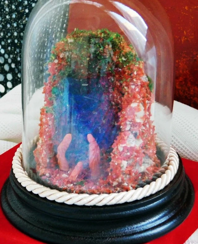 Neapolitan diorama with carved natural coral nativity scene. Weight: 291 grams