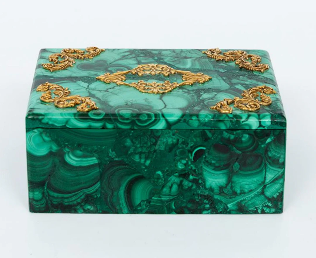 Malachite jewelry box with bronze mounts – Russian School – 20th century