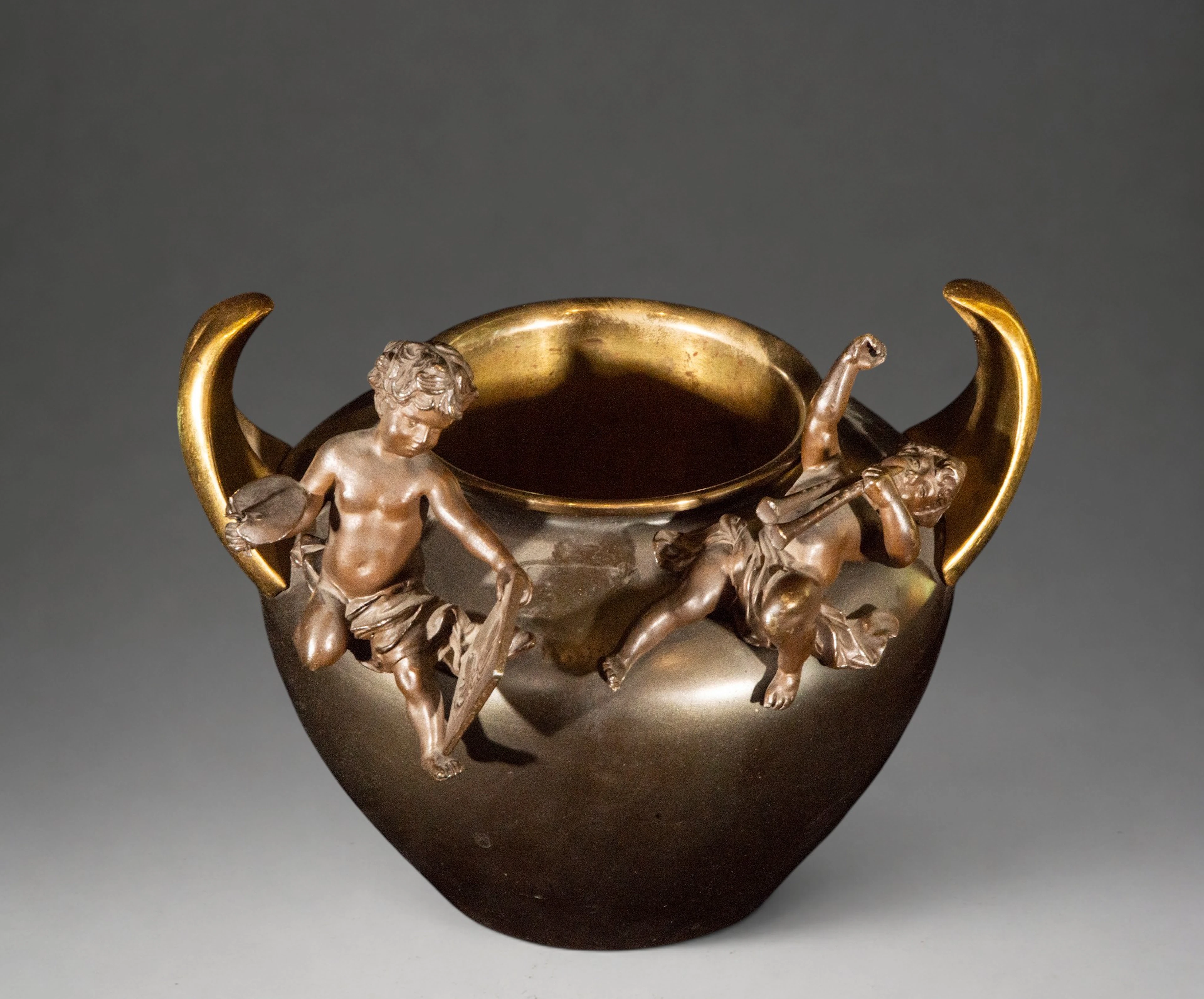 Ornamental vessel with cherubs in patinated and gilded bronze – French