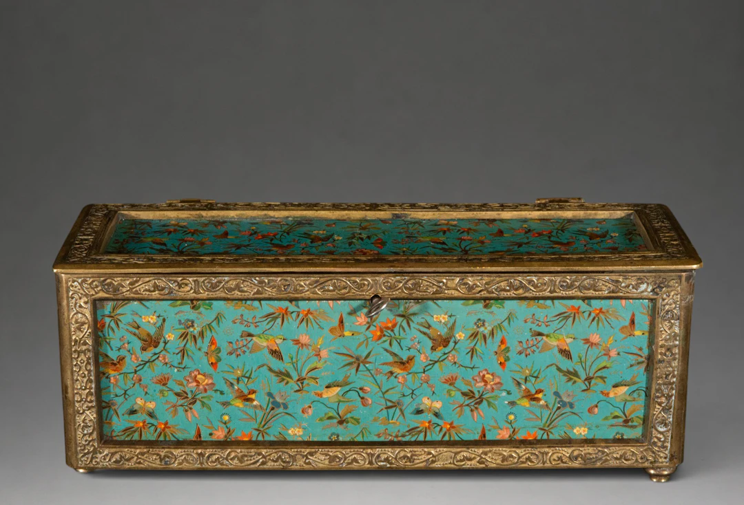 Jewelry box with birds, flowers and butterflies – Chinoiserie style