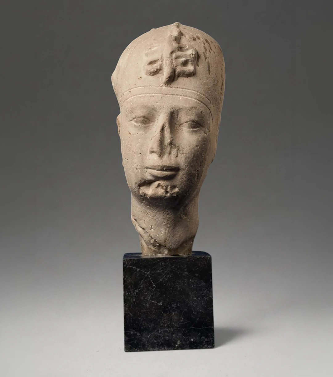 MONUMENTAL EGYPTIAN HEAD IN SANDSTONE OR CONCRETE, 19TH-20TH CENTURIES