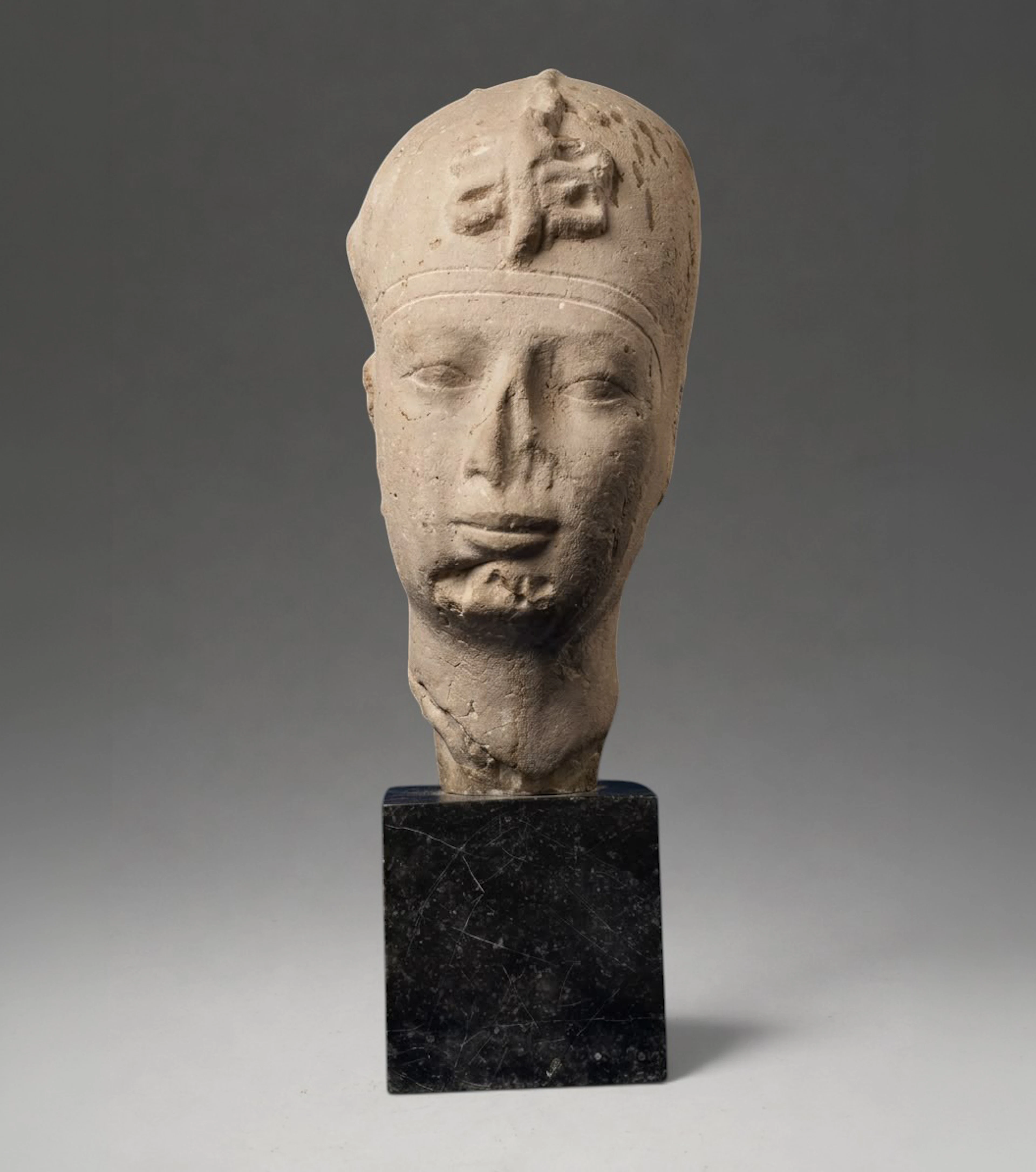 MONUMENTAL EGYPTIAN HEAD IN SANDSTONE OR CONCRETE, 19TH-20TH CENTURIES