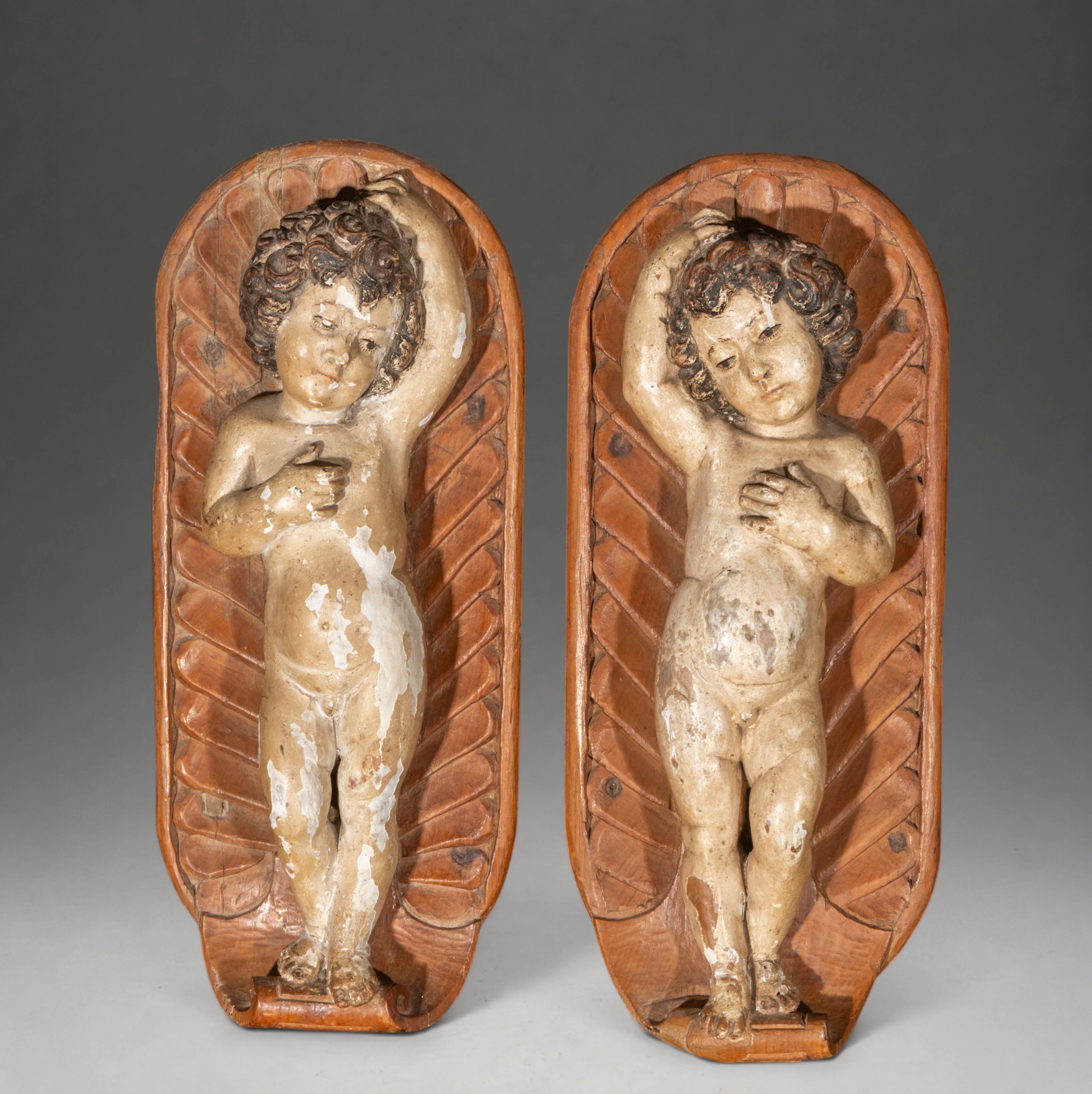 Pair of reclining children – Colonial School – 18th century