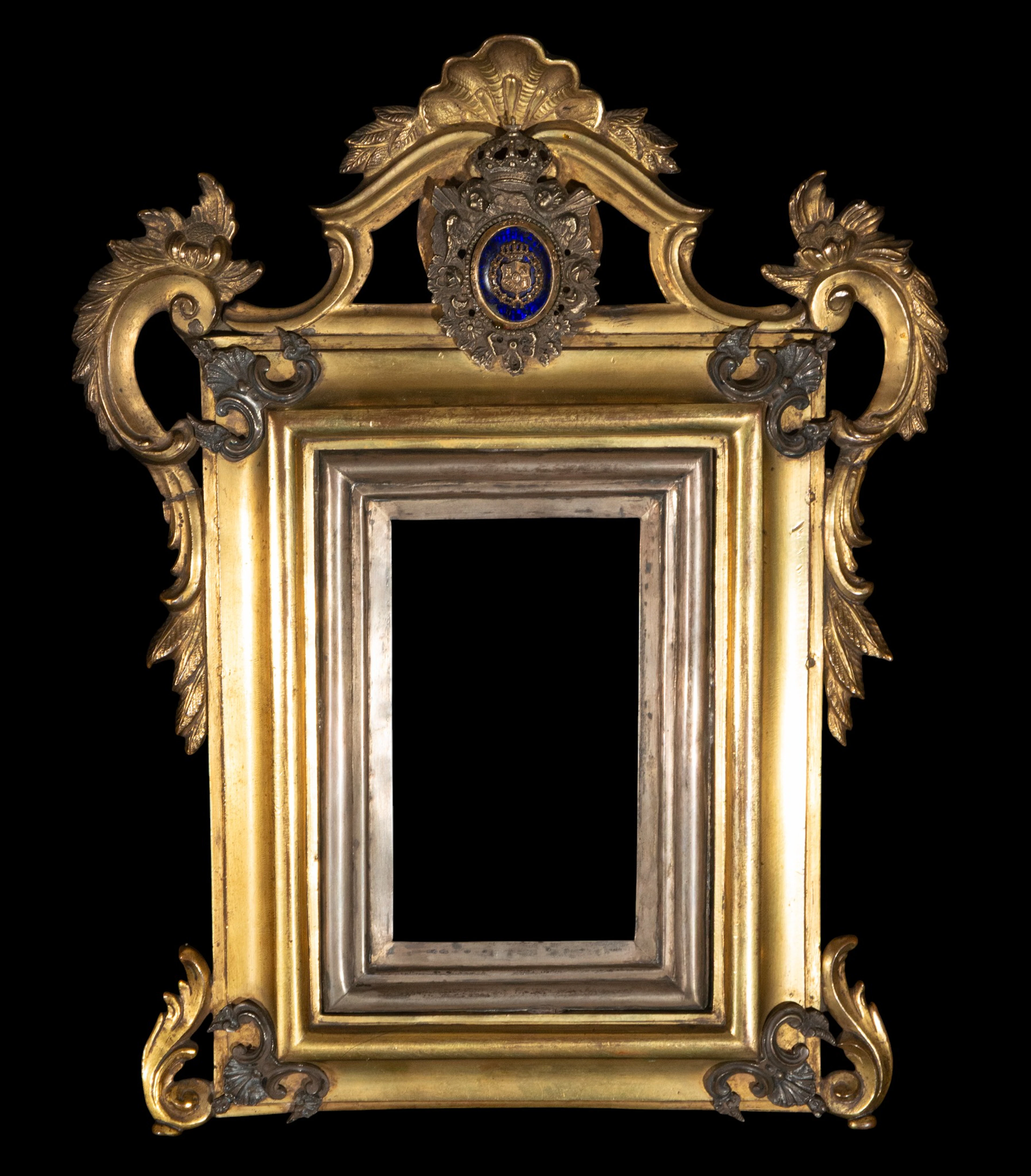 Baroque frame with royal coat of arms. Spanish School. 18th century.