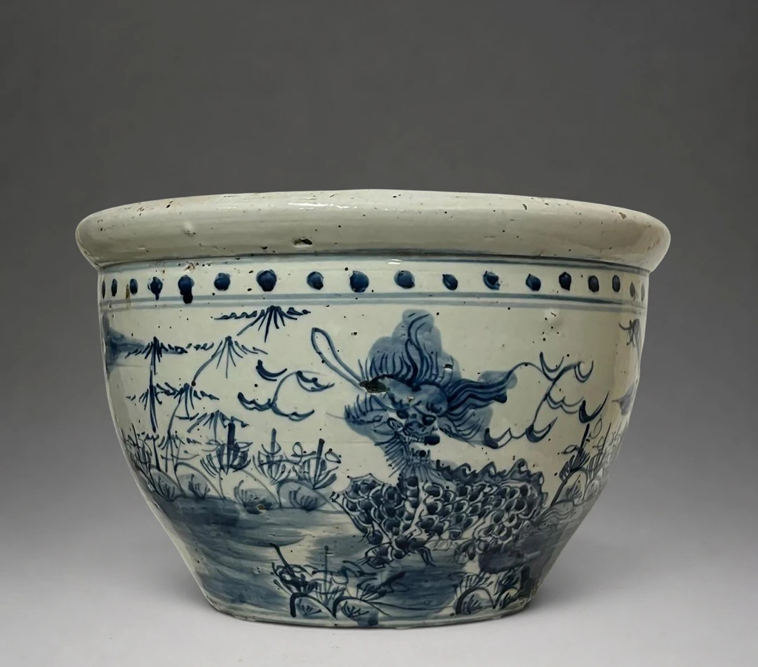 Chinese Ming-style fishbowl, 19th century, in blue porcelain