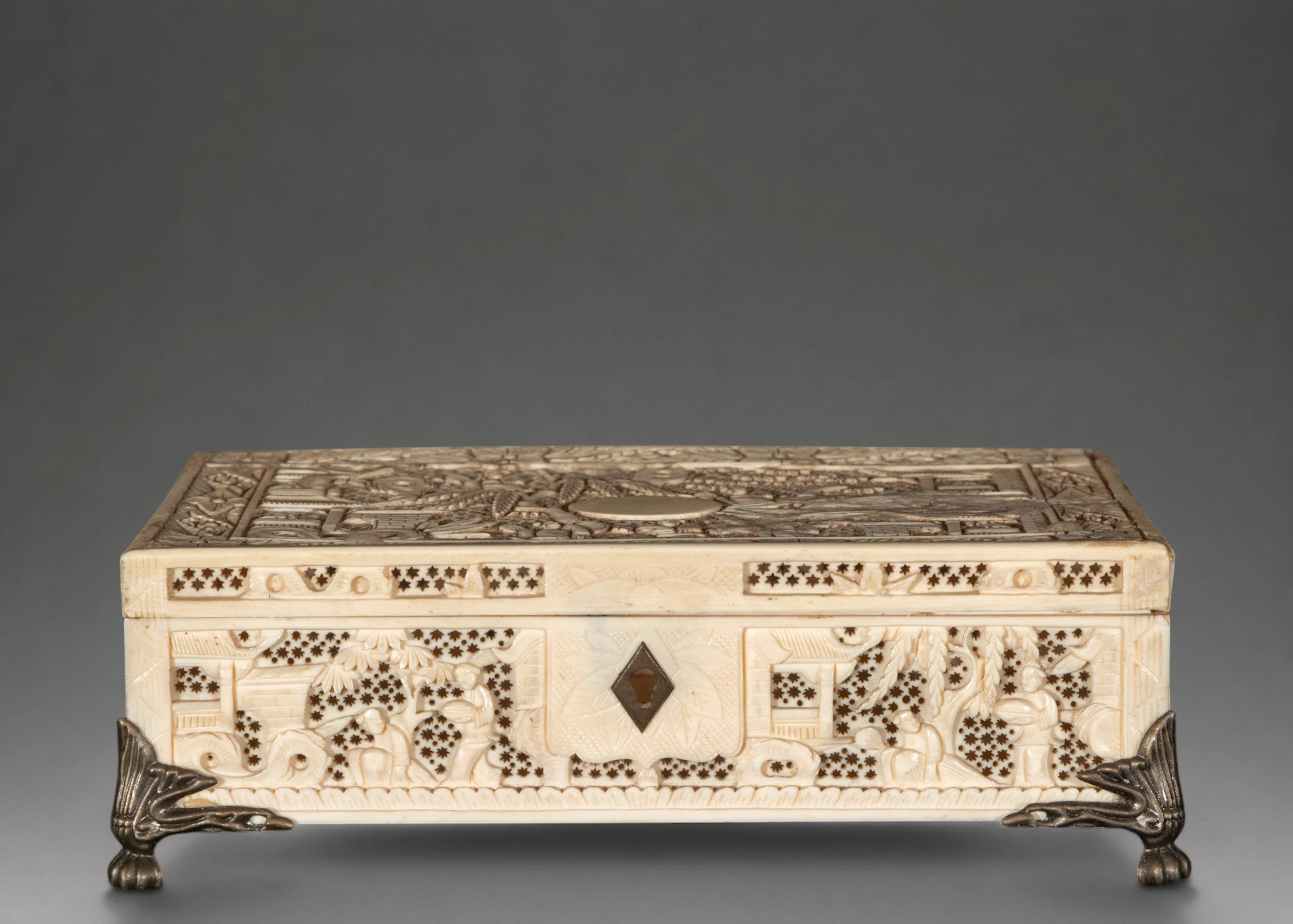 Cantonese ivory box carved with scenes of figures – China – 19th century