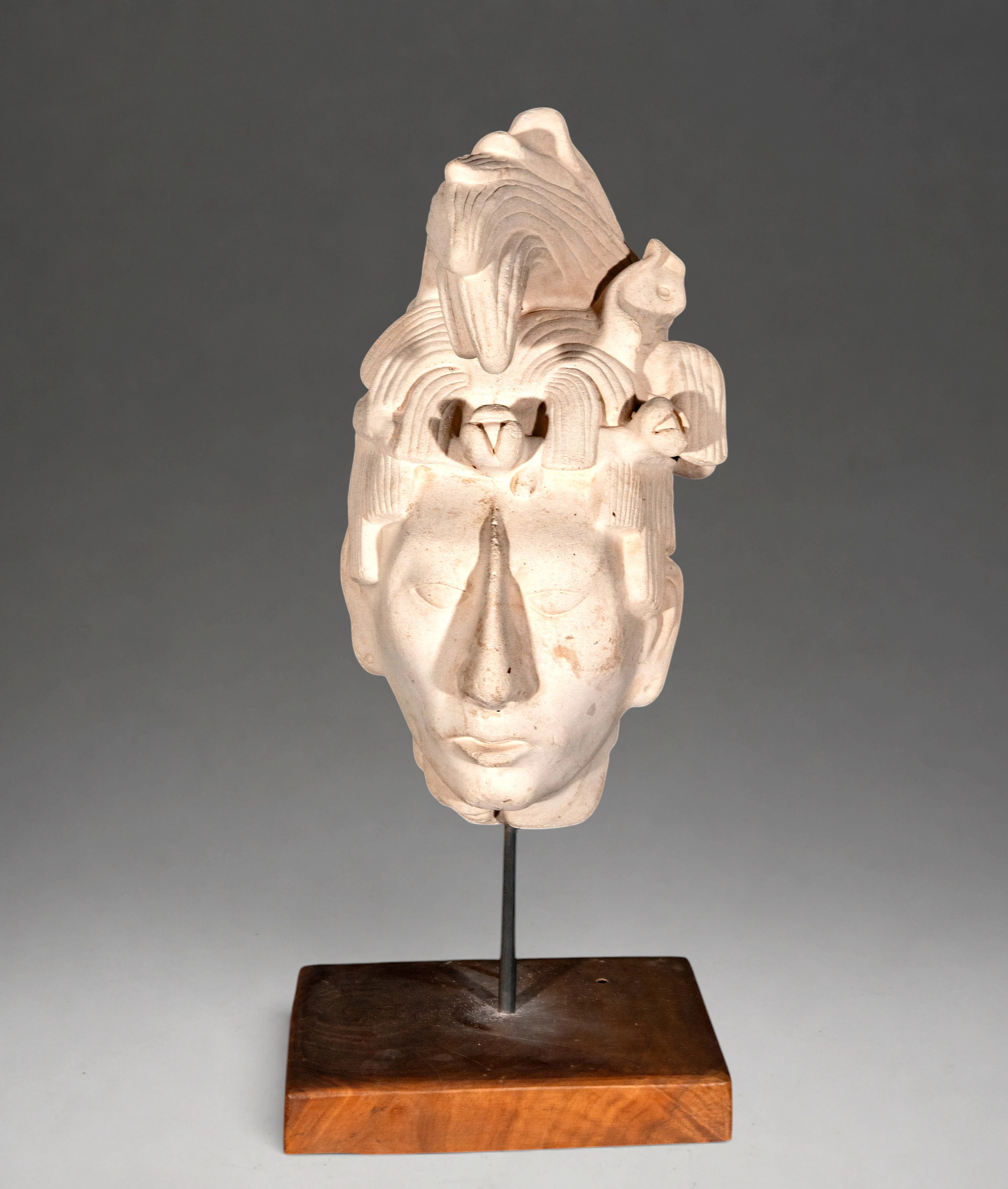 Large Mexica Bust in Coral Stone – American School – 20th Century