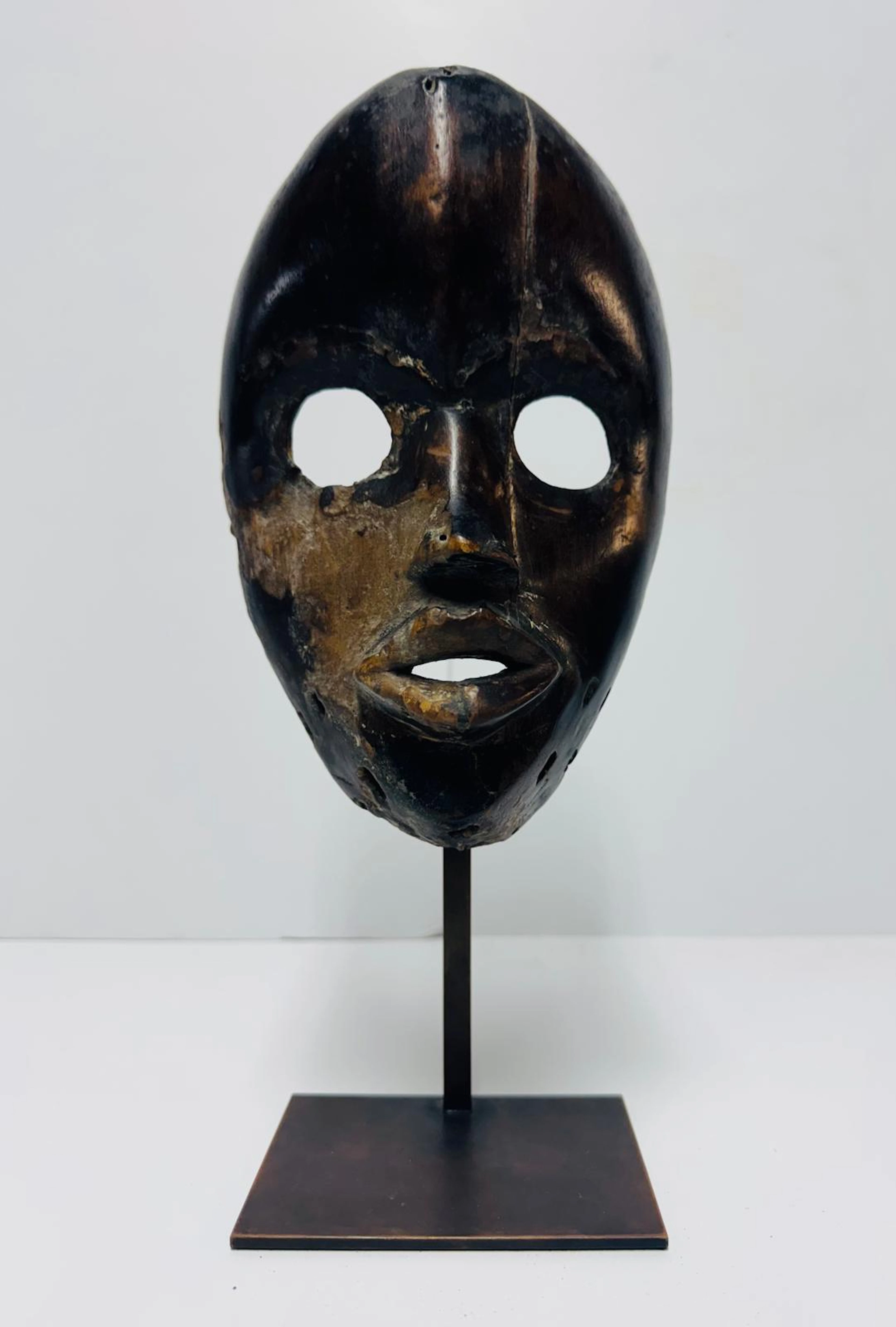 VERY OLD AFRICAN MASK FROM THE IVORY COAST, EARLY 19TH CENTURY