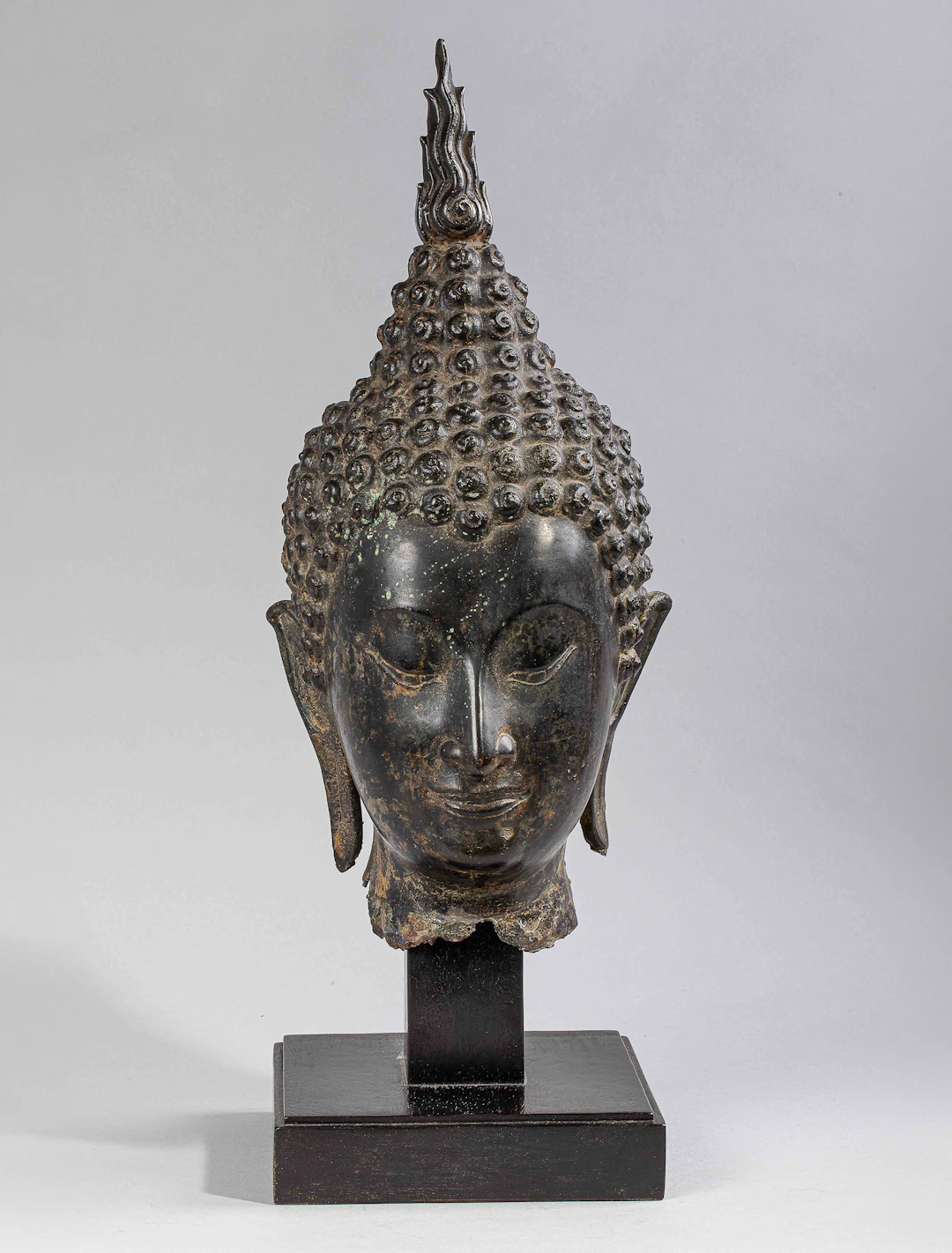 Large and decorative Buddha head - Bronze. Thailand, Kingdom of Sukkothai