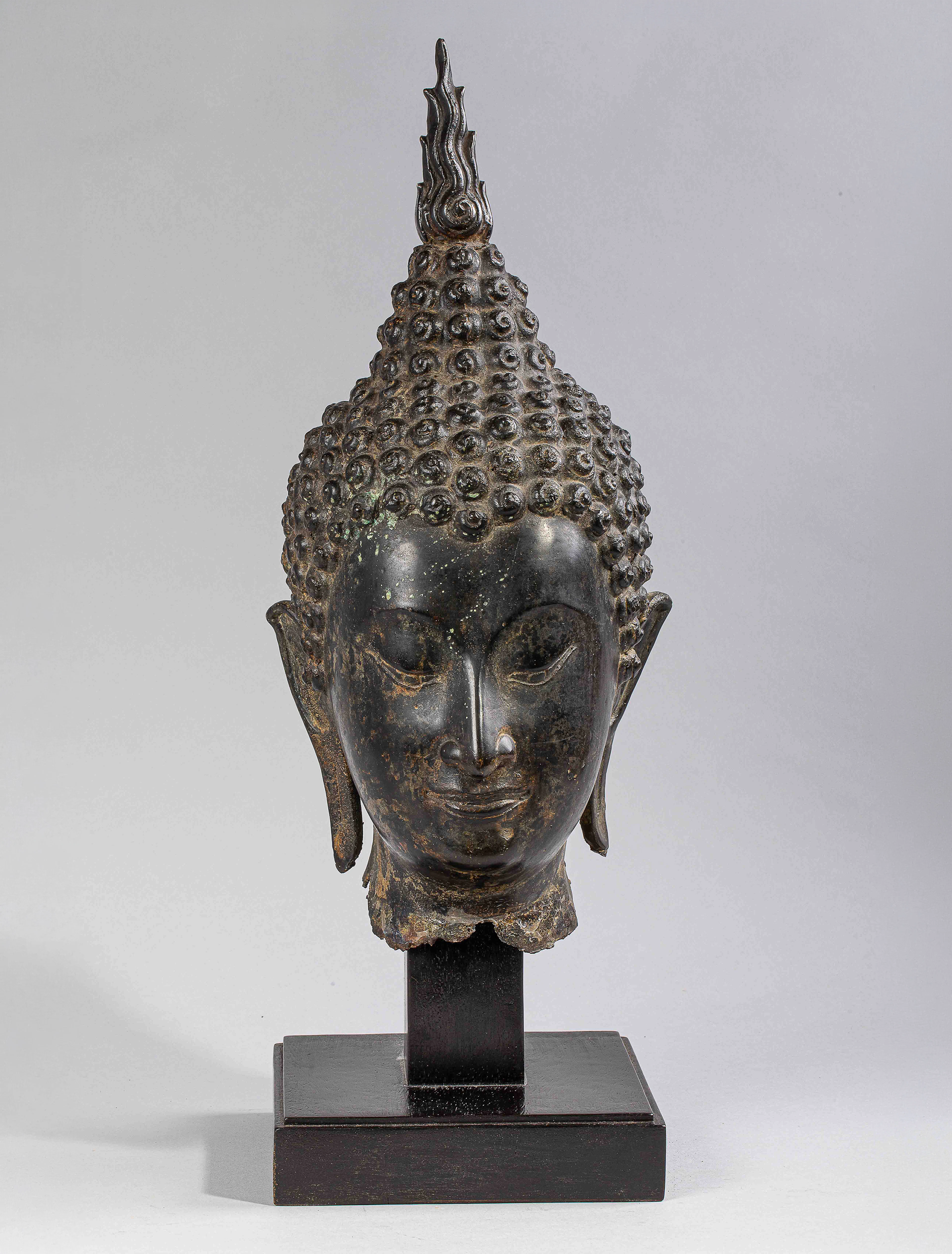 Large and decorative Buddha head - Bronze. Thailand, Kingdom of Sukkothai